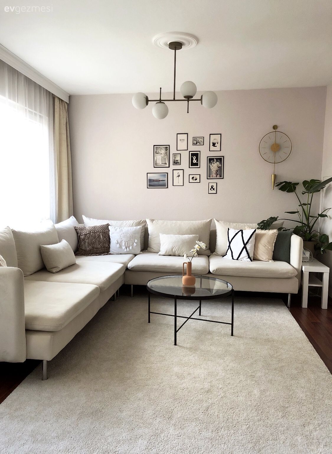 Salon, İskandinav, Beyaz, Krem, Bej, Fon perde, Perde, Tül perde, Köşe koltuk, Koltuk takımı, Saksı, Ev bitkisi, Duvar dekorasyonu, Avize, Aydınlatma, Salon avizesi, Halı, Salon halısı, Orta sehpa, Sehpa