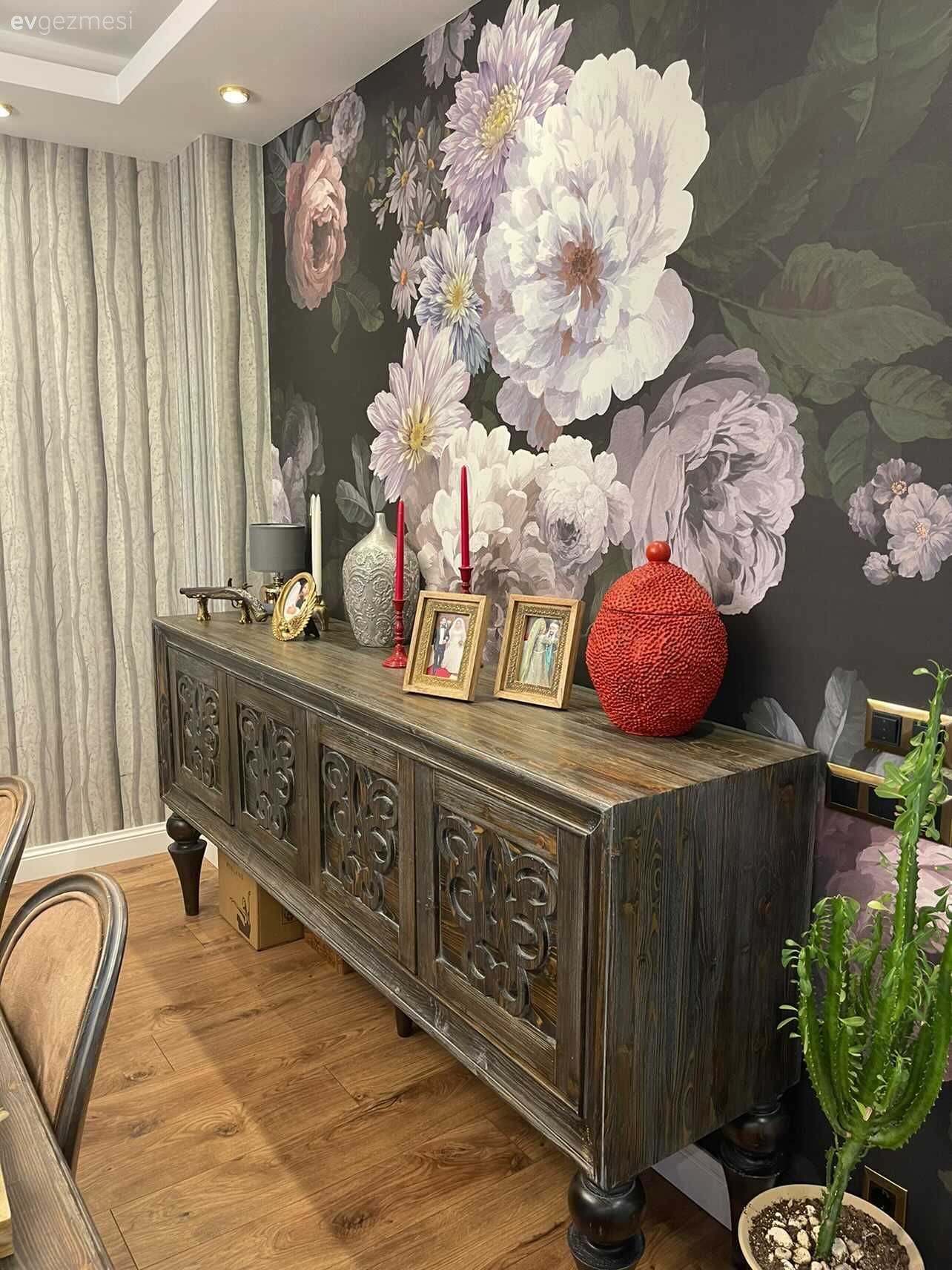 Konsol, Konsol üzeri dekoratif objeleri, Oymalı mobilya, Çiçekli desen, Desenler, Gri, Kırmızı, Ev bitkisi, Vazo, Ev Aksesuar, Dekoratif Objeler, Tül perde, Perde, Sandalye, Parke
