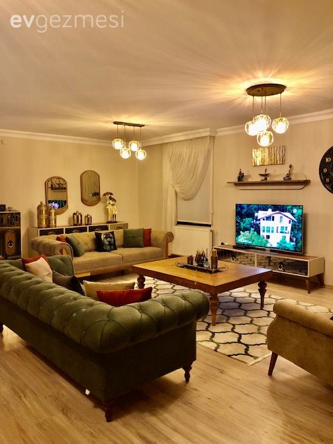 Modern rustik, Salon, Ahşap Mobilya, Kahverengi, Yeşil, Turuncu, Krem, Koltuk takımı, Modern chesterfield, Kırlent, Ev tekstili, Avize, Aydınlatma, Perde, Orta sehpa, Sehpa, Duvar rafı, Duvar dekorasyonu, Ayna, Halı, Salon halısı