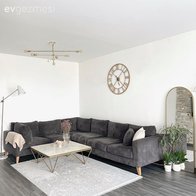 Salon, Modern, Gri, Beyaz, Altın, Köşe koltuk, Koltuk takımı, Halı, Salon halısı, Metal duvar saati, Avize, Aydınlatma, Orta sehpa, Sehpa, Metal ayaklı sehpa, Ev bitkisi, Boy aynası, Ayna, Parke, Lambader