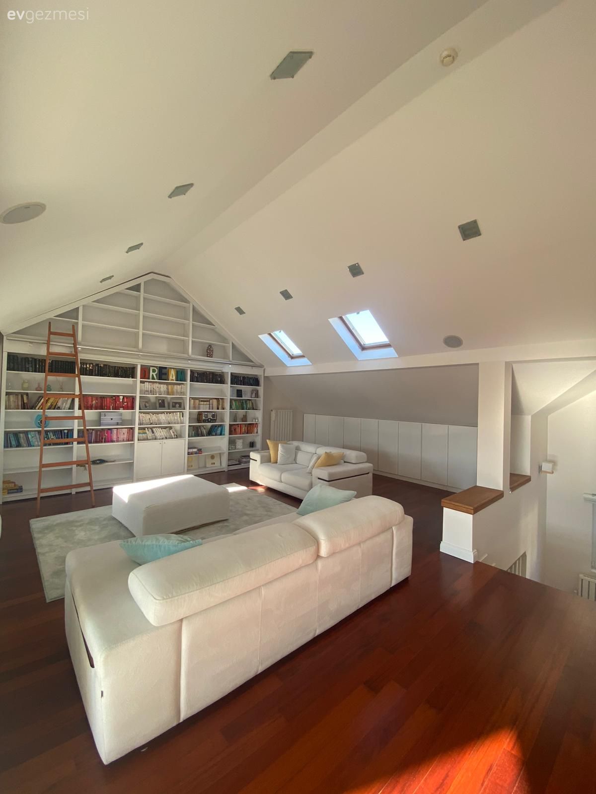 Kitaplık, Çatı katı, Koltuk takımı, Dubleks evler, Halı, Parke, Orta sehpa, Beyaz, Sehpa
