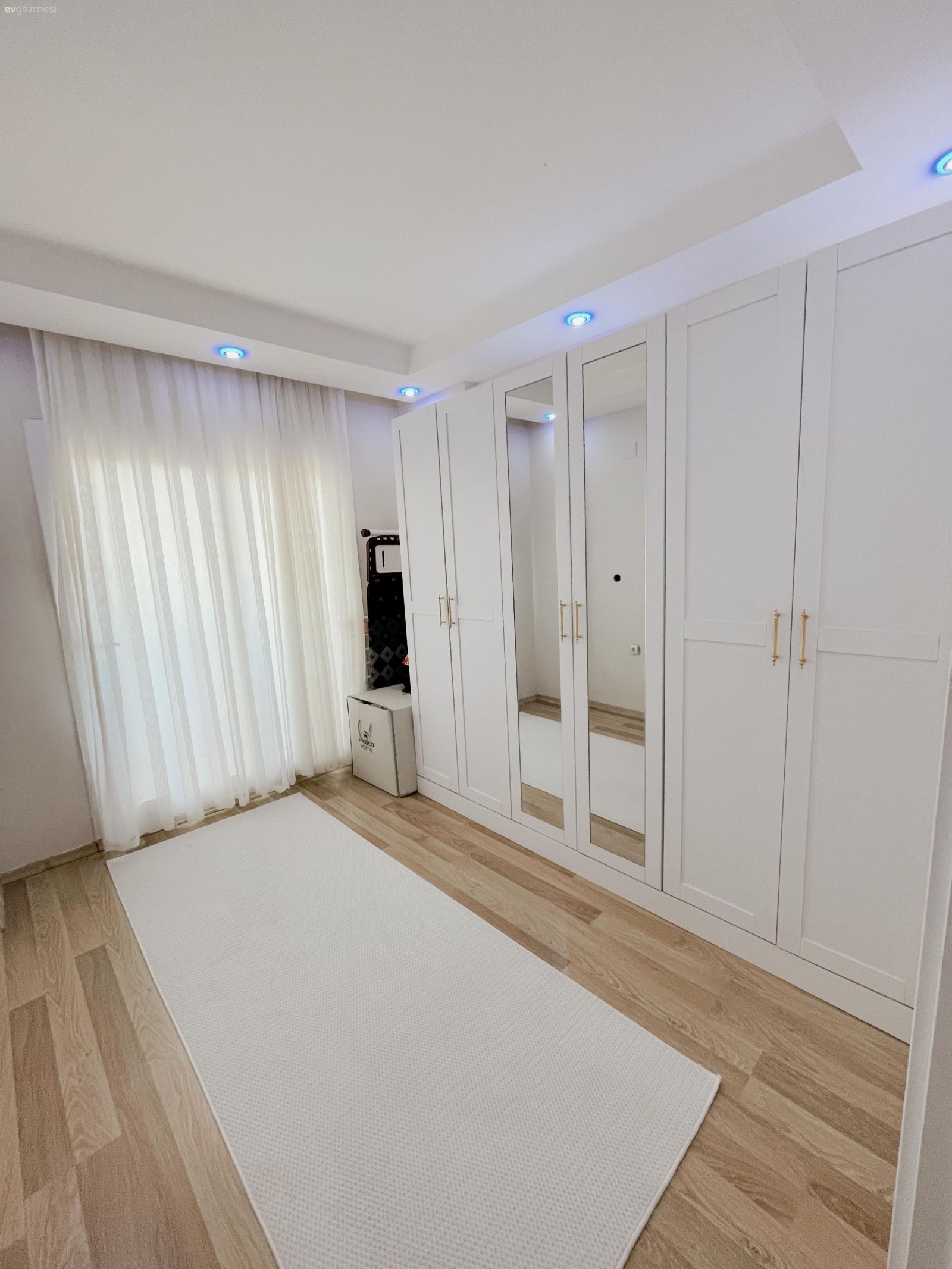 Bu Modern Evde Her Zamana Uyum Sağlayan Parçalar Var