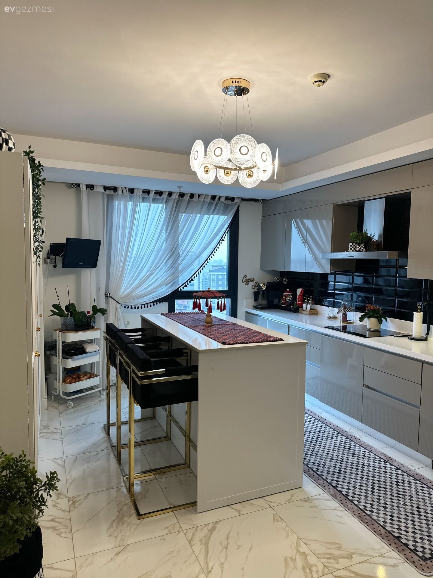 Mutfak, Modern, Gri, Siyah, Beyaz, Kulpsuz mutfak dolabı, Ada mutfak, Modern mutfak, Mutfak tezgahı, Mutfak tezgah arası, Mutfak aksesuarları, Ankastre, Davlumbaz, Mutfak Avize Modelleri, Mutfak tülü, Mutfak perdesi, Mutfak sandalyesi, Sandalye, Mutfak zemin seramikleri, Mutfak halısı, Masa örtüsü, Ev tekstili, Dekoratif Objeler, Servis arabası, Ev bitkisi