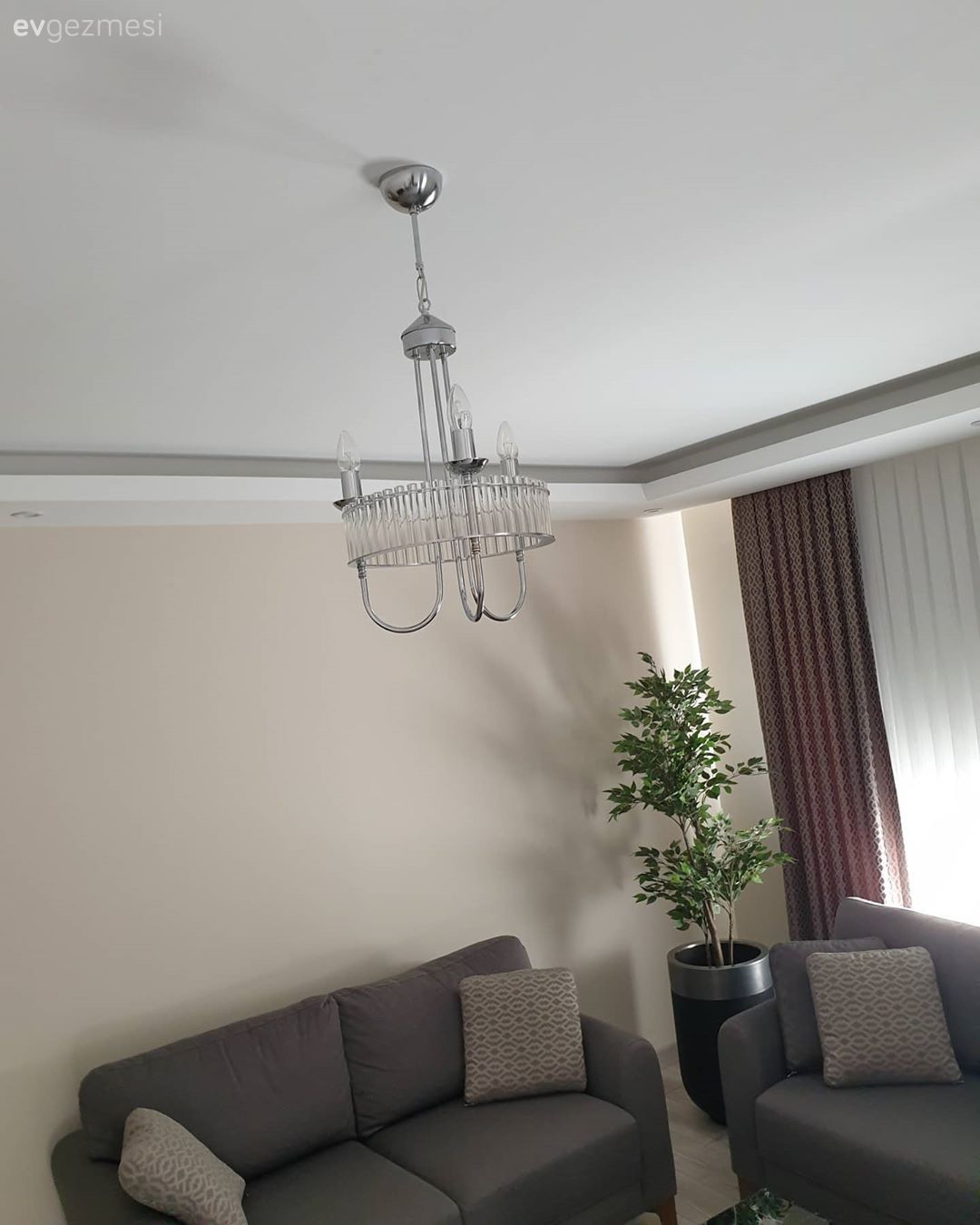 Salon, Modern, Gri, Vizon, Krem, Fon perde, Perde, Tül perde, Koltuk takımı, Ev bitkisi, Avize, Aydınlatma, Salon avizesi, Krem duvar