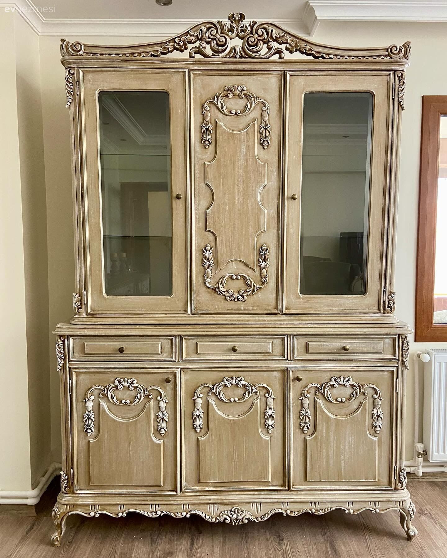 Acı Kahve Mobilyalar Dantel Gibi İşlenmiş Parçalara Dönüşmüş