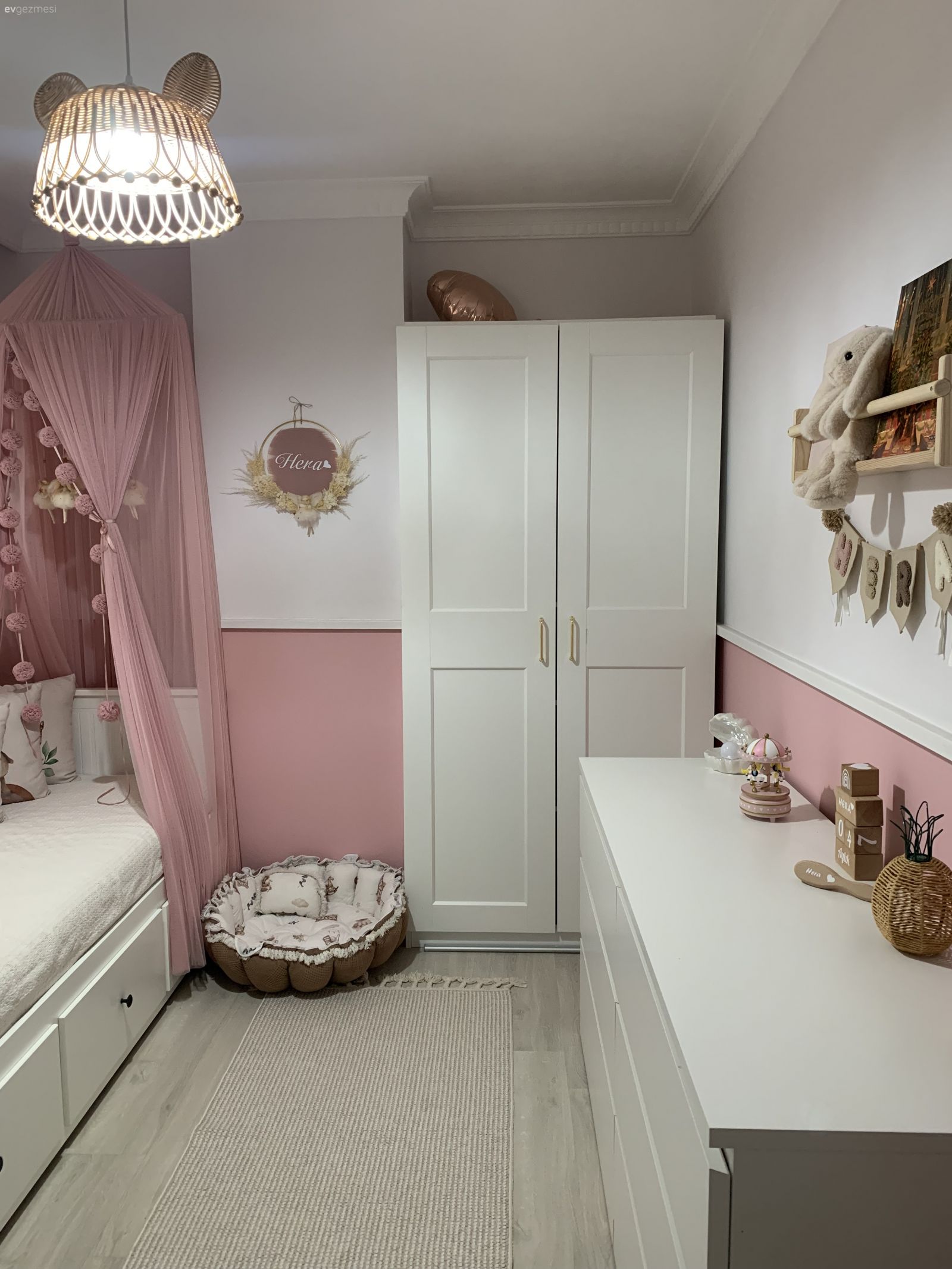 Bu İstanbul Evi Nötr Tonların Risksiz Uyumuna Teslim Olmuş