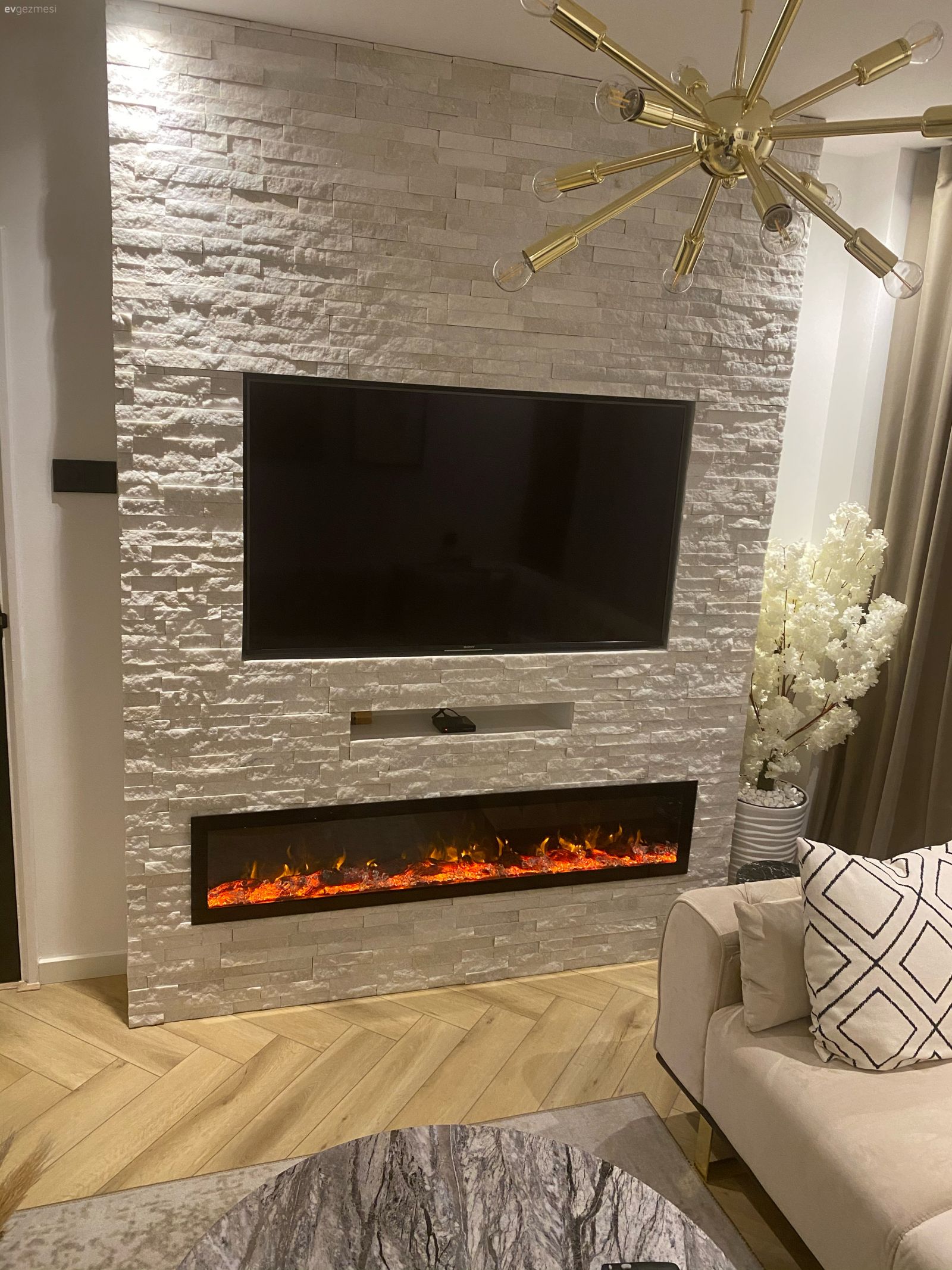 Tv ünitesi, Tv ünitesi aksesuarları, Ev Aksesuar, Şömine, Taş duvar, Duvar dekorasyonu, Beyaz, Avize, Aydınlatma