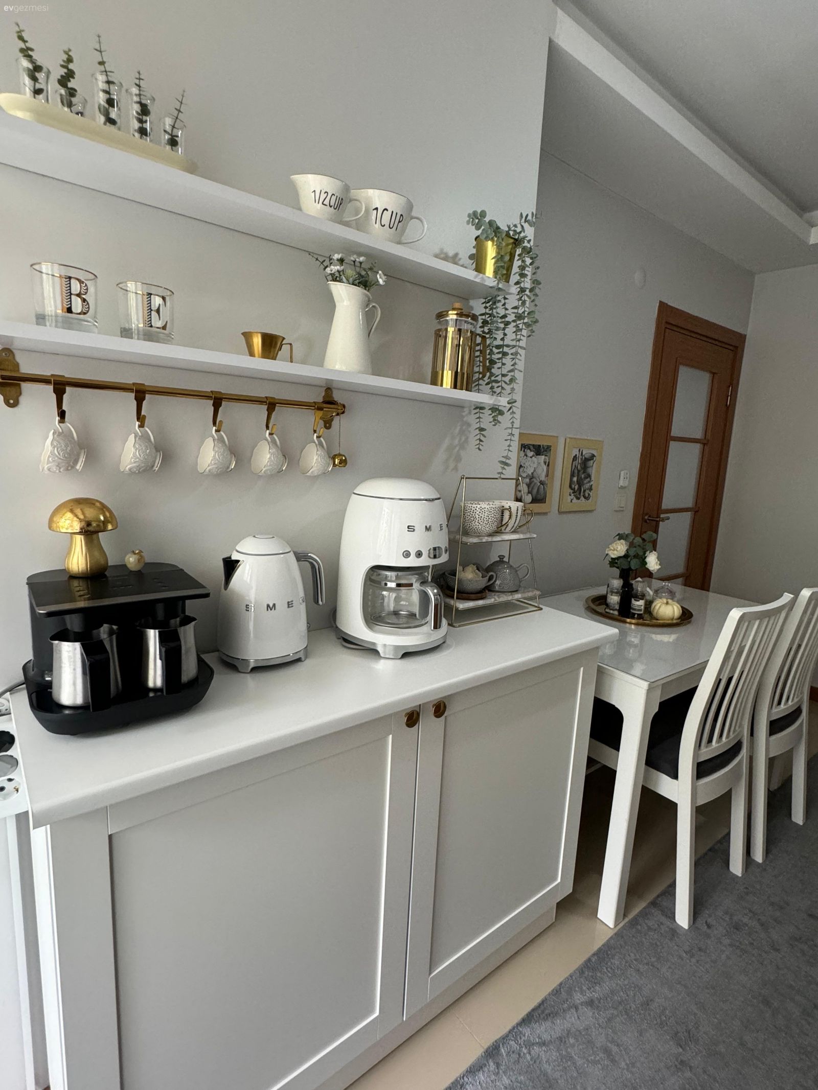 Mutfak, Beyaz, Mutfak rafı, Sandalye, Mutfak masası, Mutfak halısı, Mutfak aksesuarları