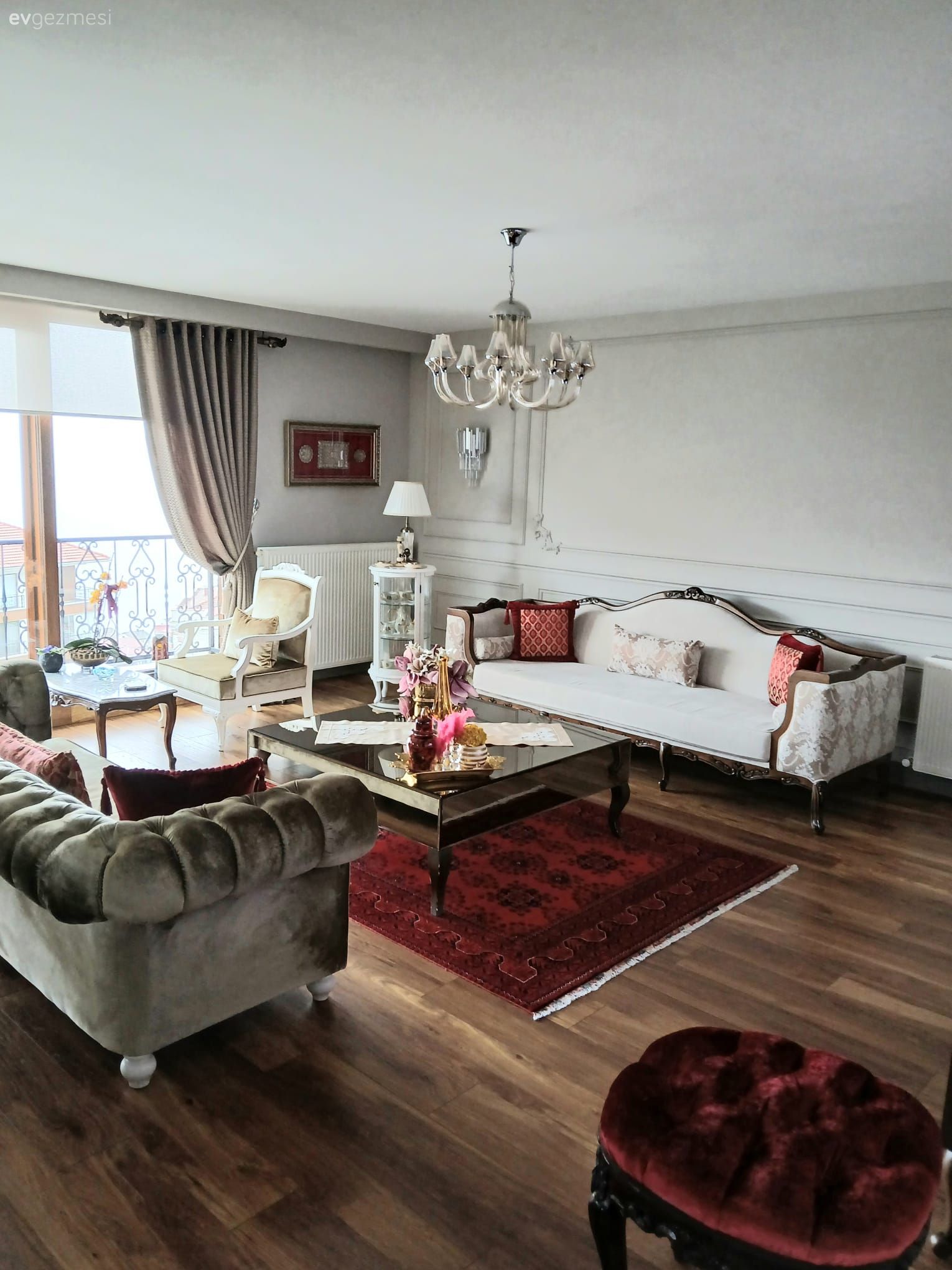 Ordu'daki Bu Evde Kırmızının Cazibesi Açık Mutfağa Yansımış