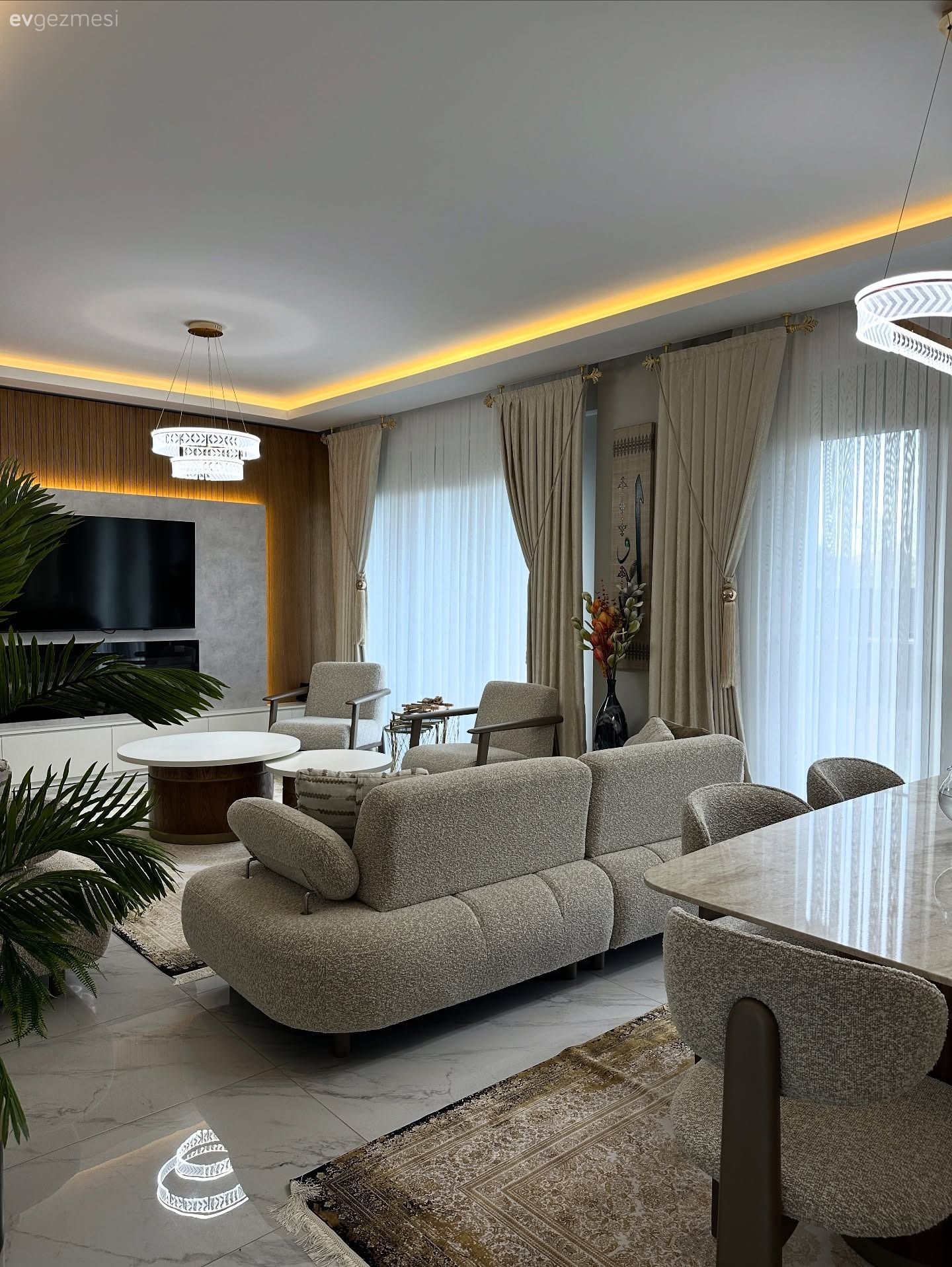 Salon, Modern, Krem, Bej, Beyaz, Koltuk takımı, Tv ünitesi, Tv ünitesi aksesuarları, Ev Aksesuar, Fon perde, Perde, Tül perde, Avize, Aydınlatma, Salon avizesi, Orta sehpa, Sehpa, Halı, Salon halısı, Vazo, Dekoratif Objeler