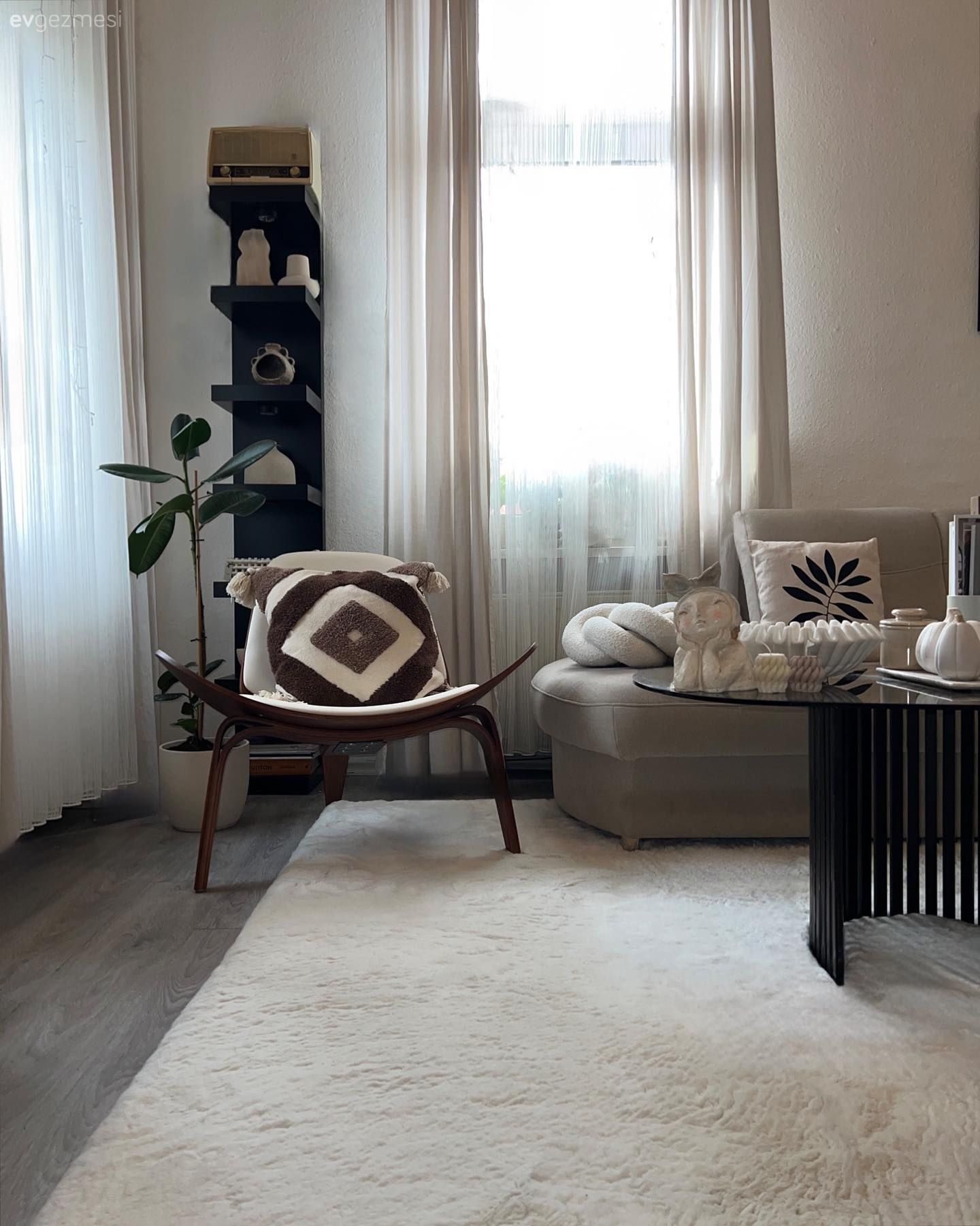 Salon, Köşe koltuk, Koltuk takımı, Fon perde, Perde, Tül perde, Sandalye, Kırlent, Ev tekstili, Dekoratif Objeler, Ev bitkisi, Halı, Salon halısı, Orta sehpa, Sehpa