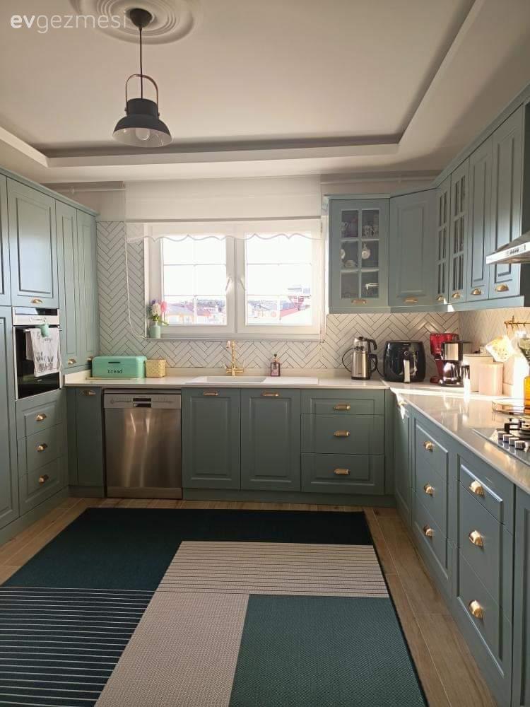 Mutfak, Yeşil mutfak, Yeşil, Beyaz, Gri, Mutfak tezgahı, Mutfak tezgah arası, Tezgah arası seramik, Mutfak aksesuarları, Sandalye, Mutfak masası, Mutfak halısı, Mutfak Avize Modelleri, Davlumbaz, Mutfak rafı, Mutfak perdesi