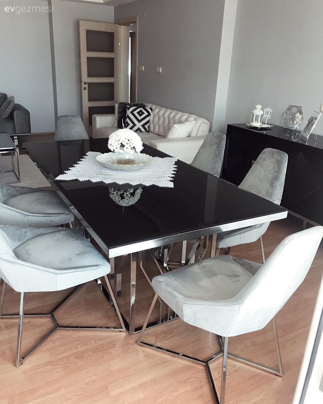 Ev Gezmesi: Metalik Işıltılarıyla Modern ve Şık Bir Dekor