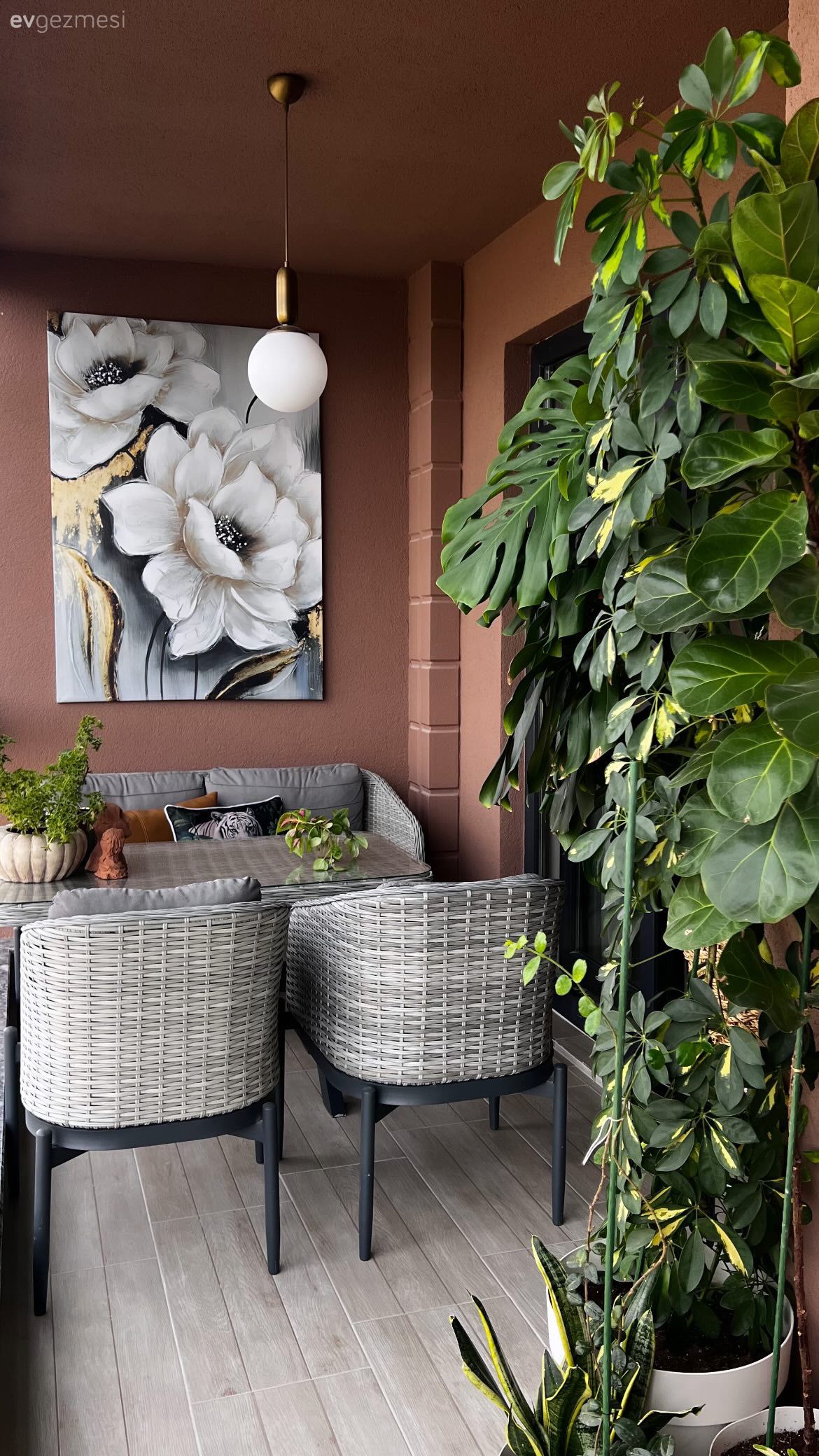 Popüler Trendlere Meydan Okuyan Midimalist Bir Afyon Evi