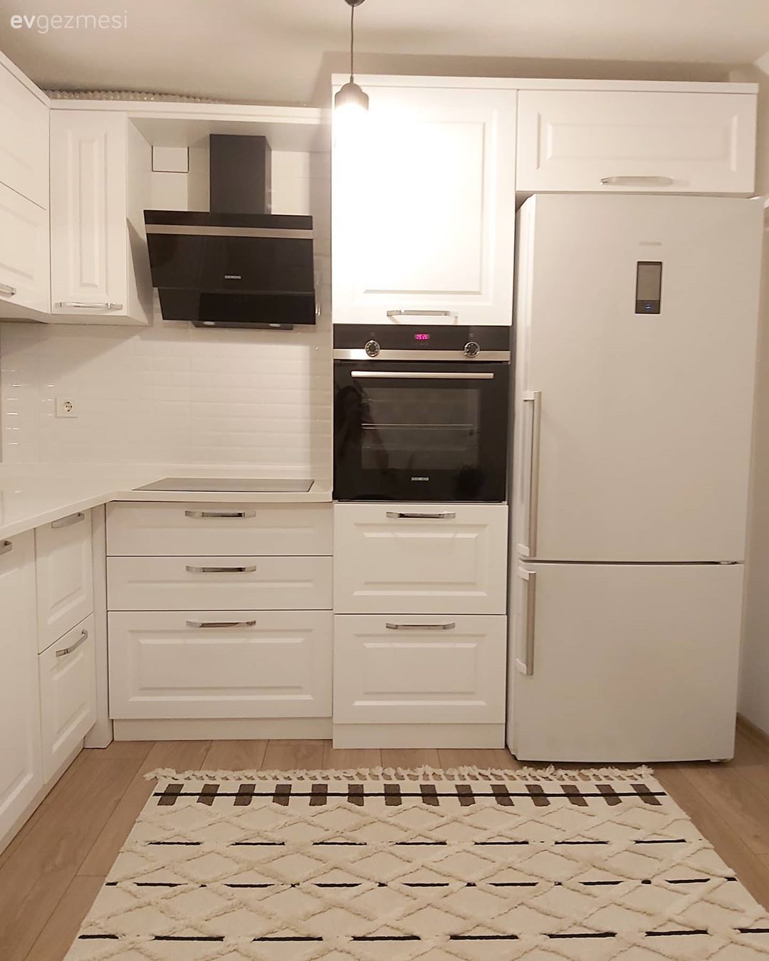 Mutfak, Beyaz, Krem, Bej, Dolap, Mutfak halısı, Laminant parke, Parke, Sarkıt, Aydınlatma, Mutfak tezgahı, Mutfak aksesuarları, Cam Ankastre, Ankastre