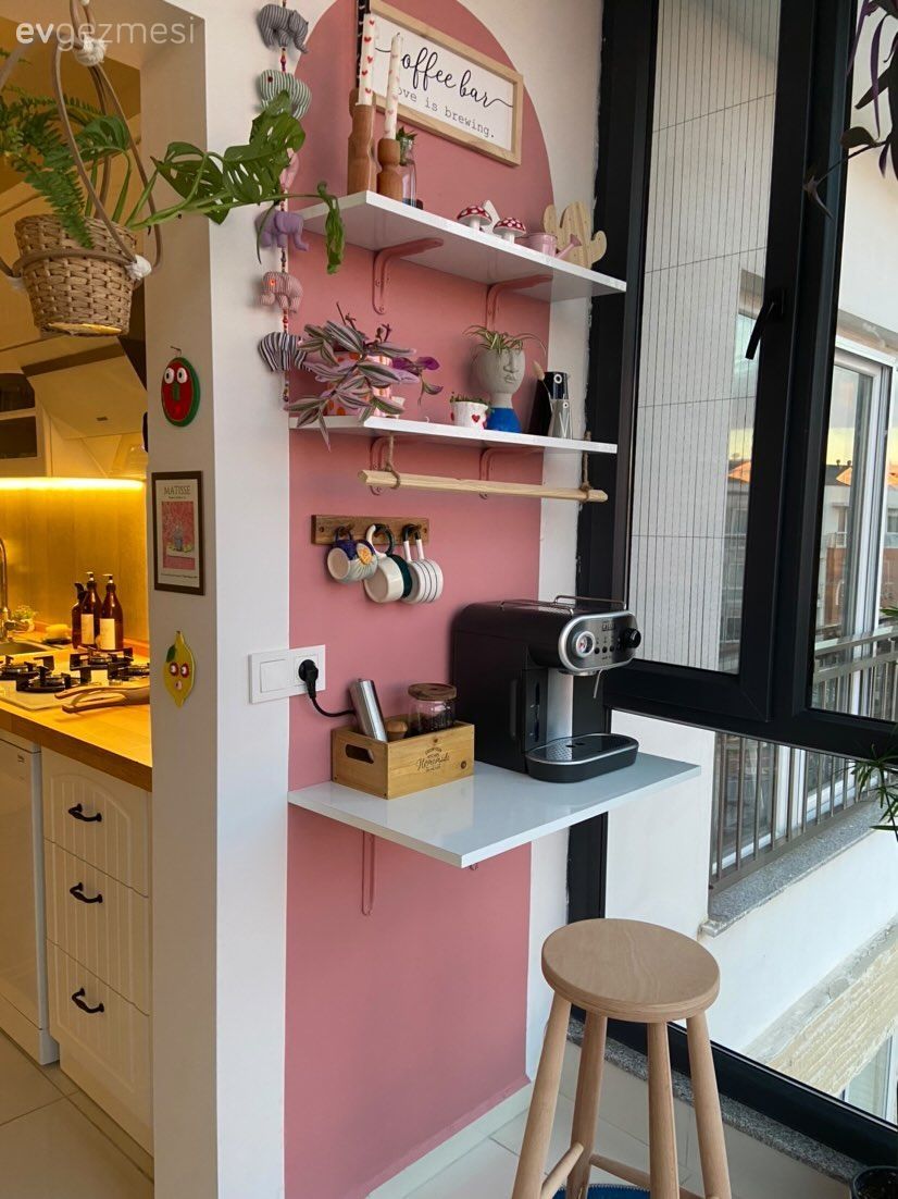 Kahve köşesi, Pembe duvar, Duvar rafı, Duvar dekorasyonu, Ev bitkisi, Tabure