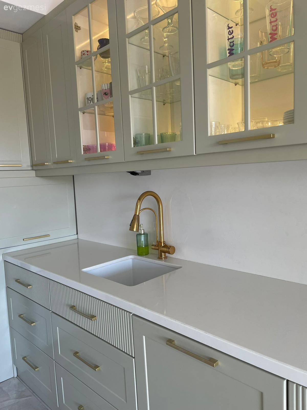 Mutfak, Beyaz, Gri, Mutfak tezgahı, Mutfak tezgah arası, Mutfak aksesuarları, Eviye , Cam kapaklı dolap, Shaker kapaklı dolaplar