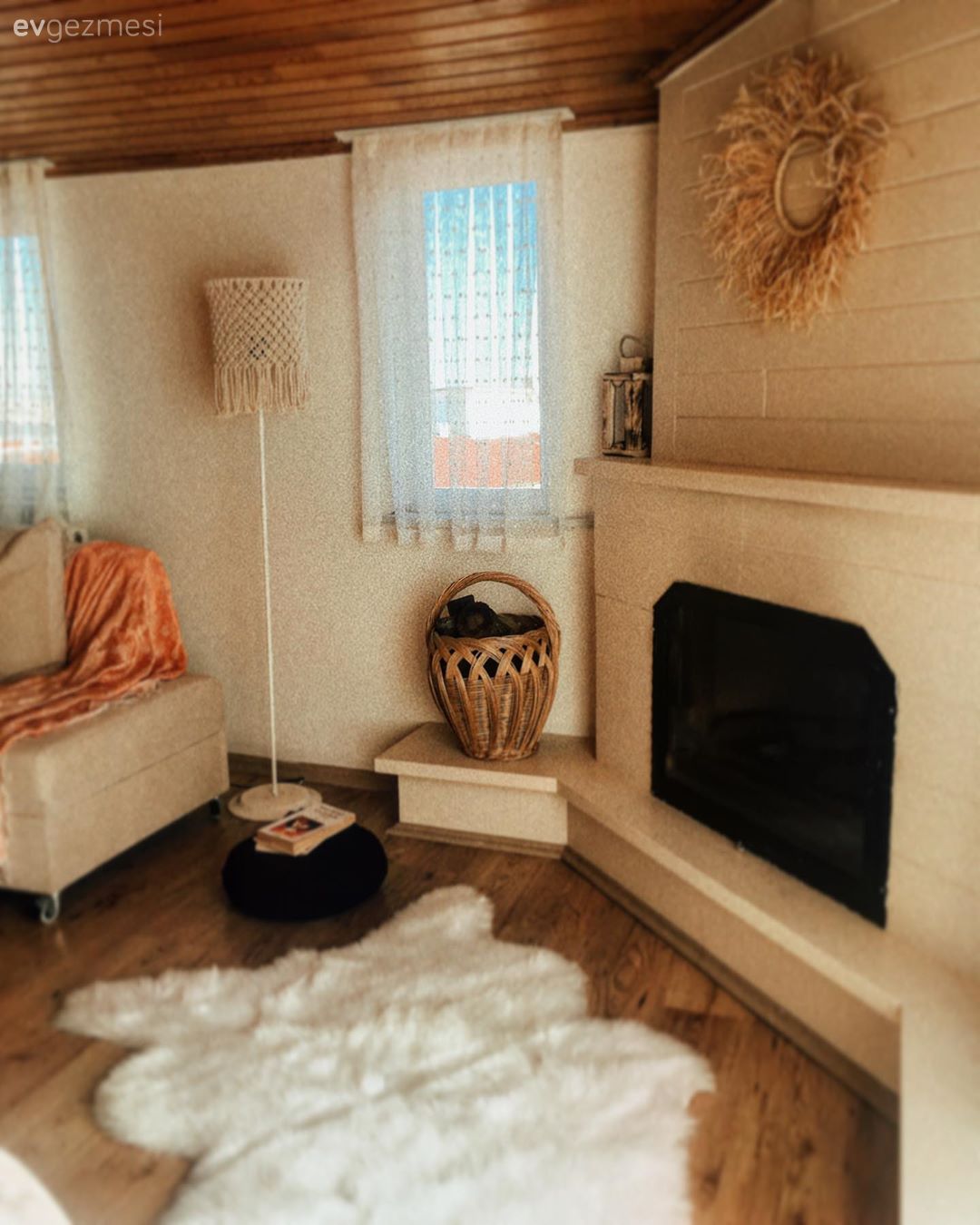 İki Katlı Bu Evin Bir Tarafı Rustik Diğer Tarafı Modern!