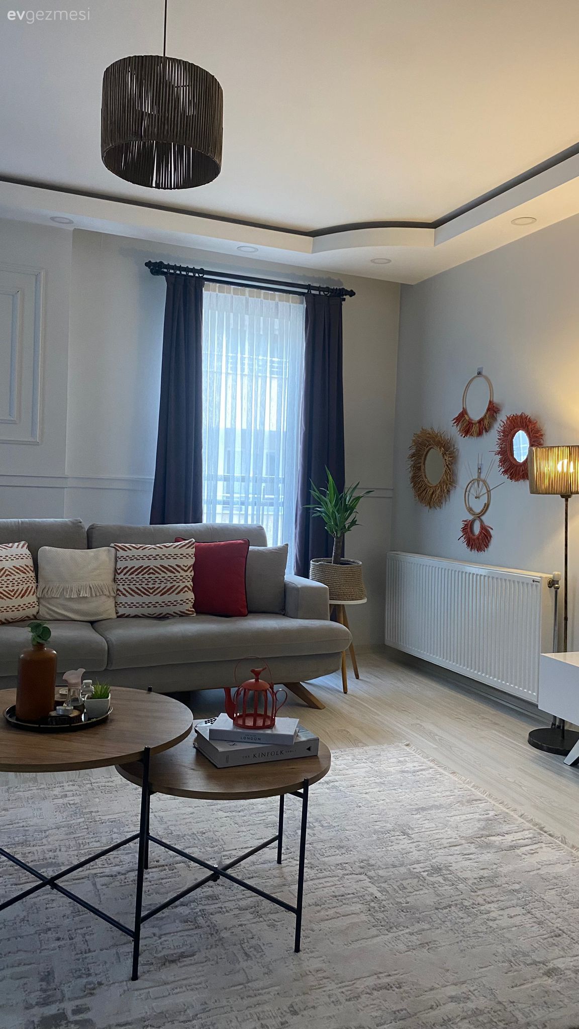 Salon, Bohem Dekorasyon, Gri, Bej, Vizon, Koltuk takımı, Halı, Salon halısı, Orta sehpa, Sehpa, Avize, Aydınlatma, Salon avizesi, Duvar çıtalama, Dekoratif Objeler