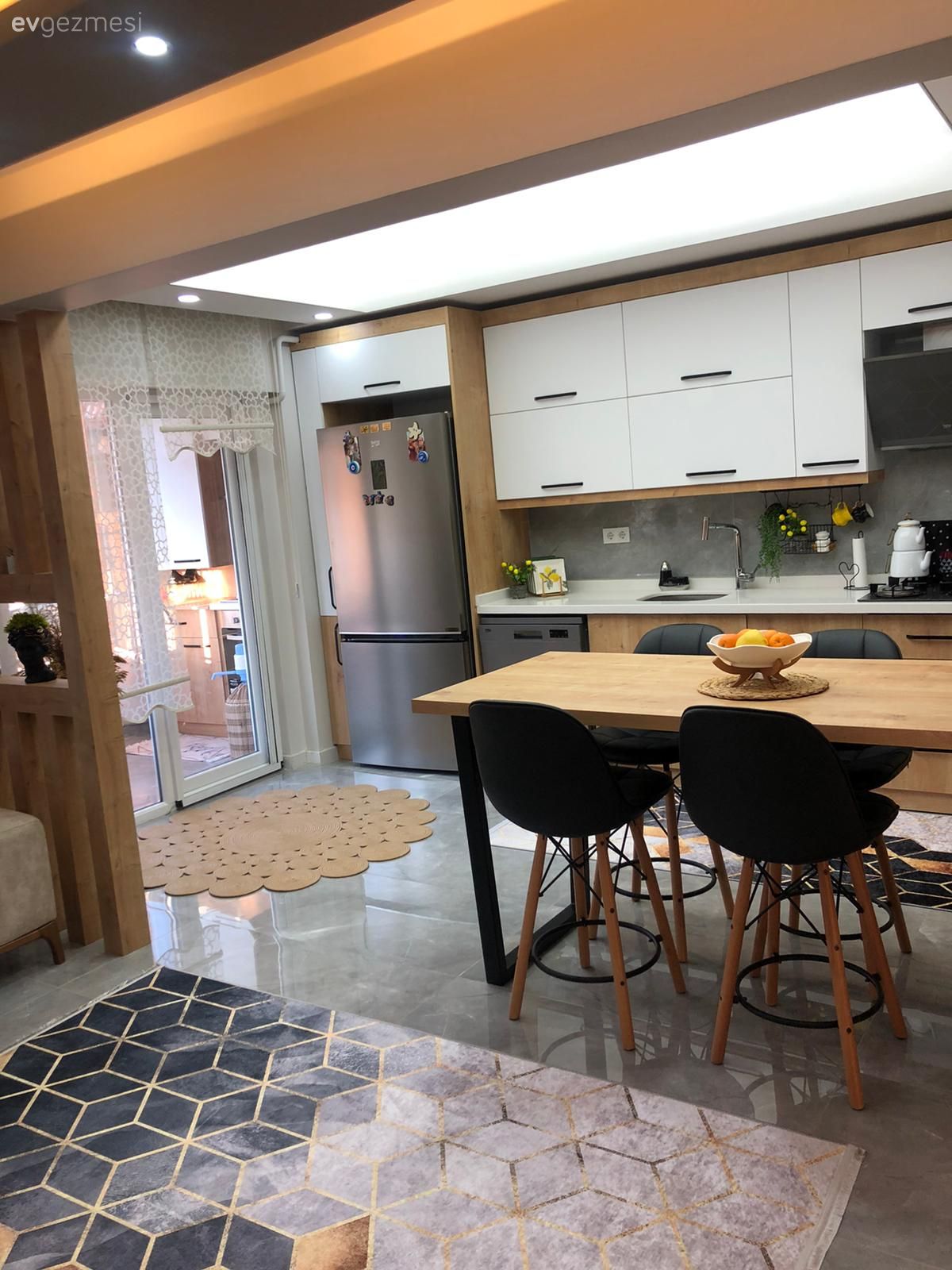 Mutfak, Beyaz ve ahşap mutfak, Siyah, Mutfak yarım adası, Mutfak tezgahı, Mutfak tezgah arası, Ahşap mutfak, Tezgah arası seramik, Ankastre, Mutfak halısı, Sandalye, Mutfak masası