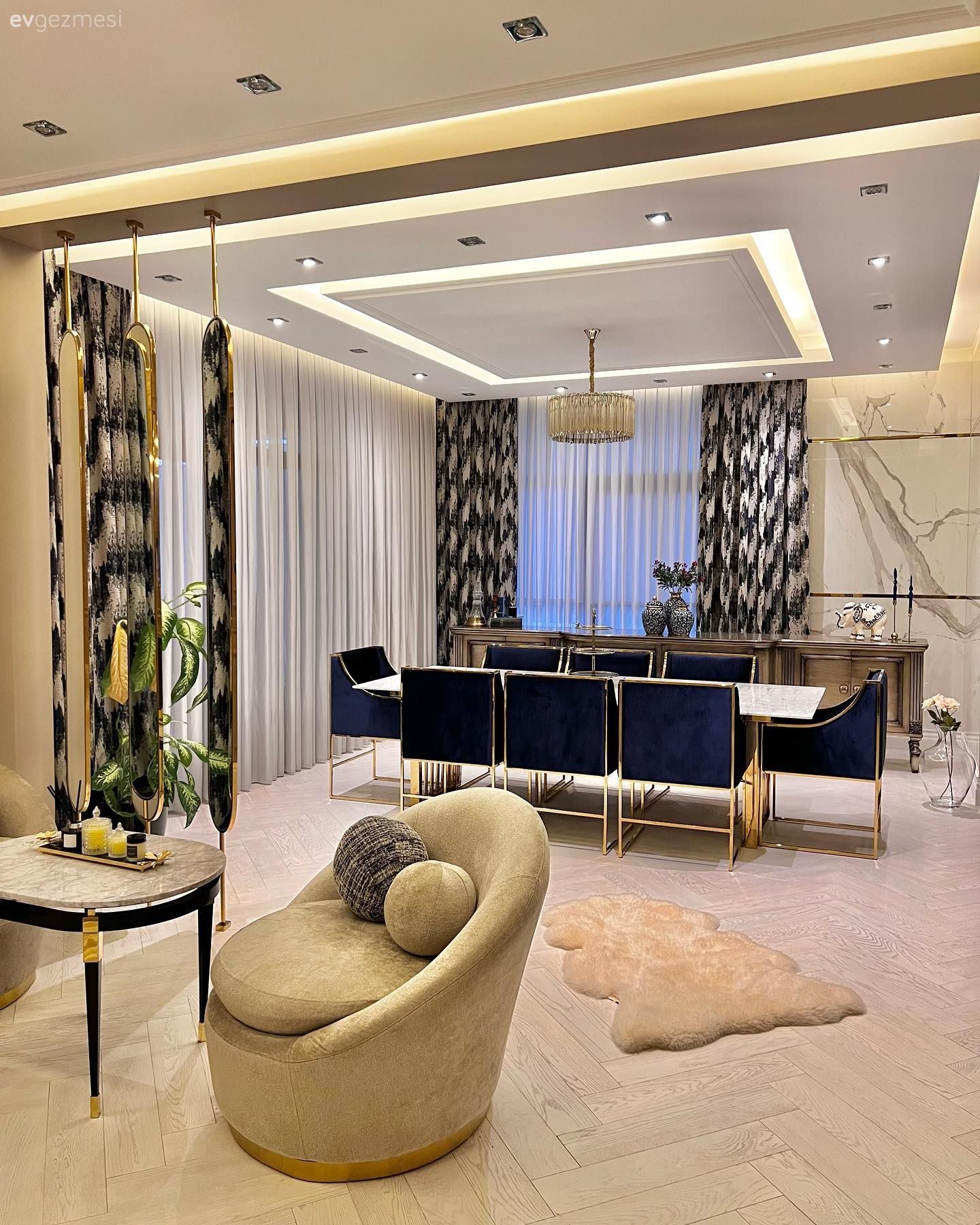 Yemek Odası, Art deko, Parlament mavisi, Altın, Krem, Fon perde, Perde, Tül perde, Sandalye, Yemek masası, Yan sehpa, Sehpa, Orta sehpa, Post halı, Halı, Desenler, Mermer, Spot aydınlatma, Aydınlatma, Konsol, Konsol üzeri dekoratif objeleri, Led aydınlatma