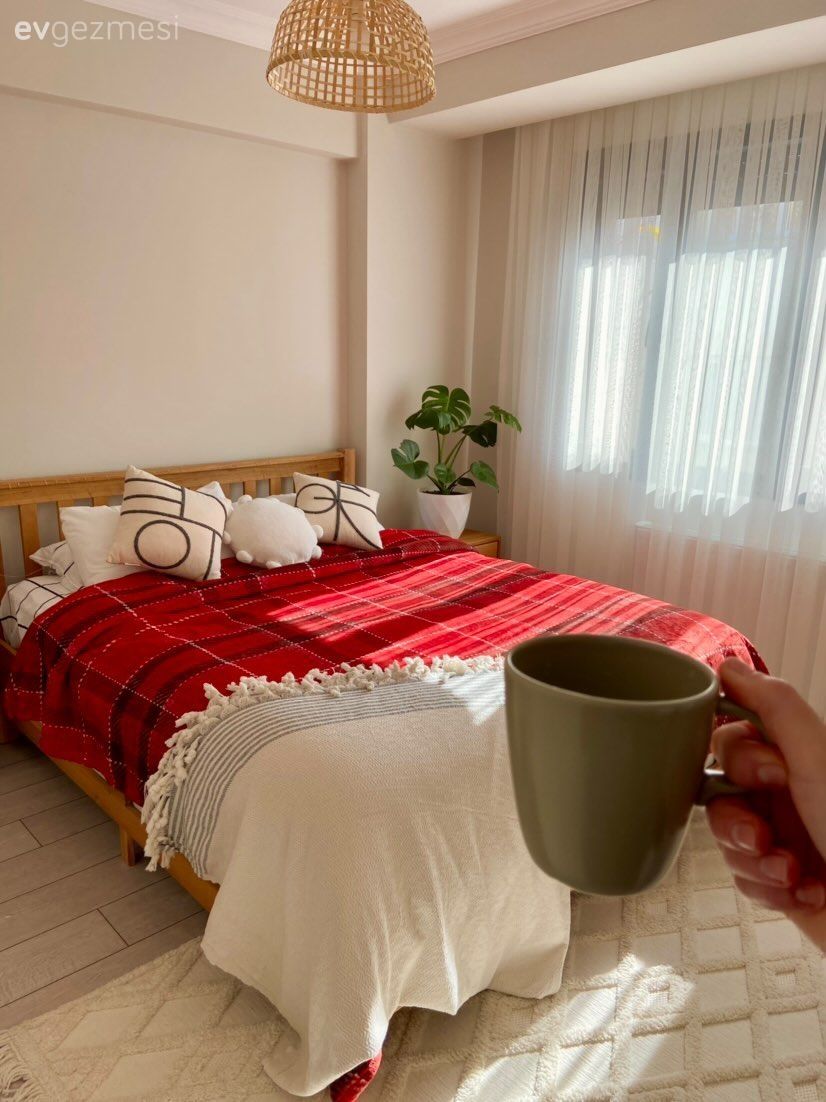 Yatak Odası, Bohem Dekorasyon, Kırmızı, Beyaz, Ahşap Mobilya, Hasır avize, Ev bitkisi, Tül perde, Perde, Yatak örtüsü