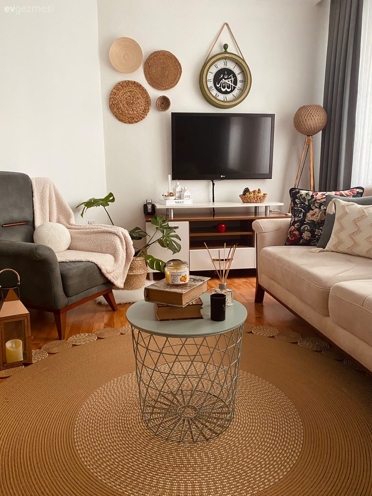 Salon, Bohem Dekorasyon, Krem, Bej, Beyaz, Tv ünitesi, Tv ünitesi aksesuarları, Ev Aksesuar, Koltuk takımı, Berjer, Orta sehpa, Sehpa, Kırlent, Ev tekstili, Lambader, Aydınlatma