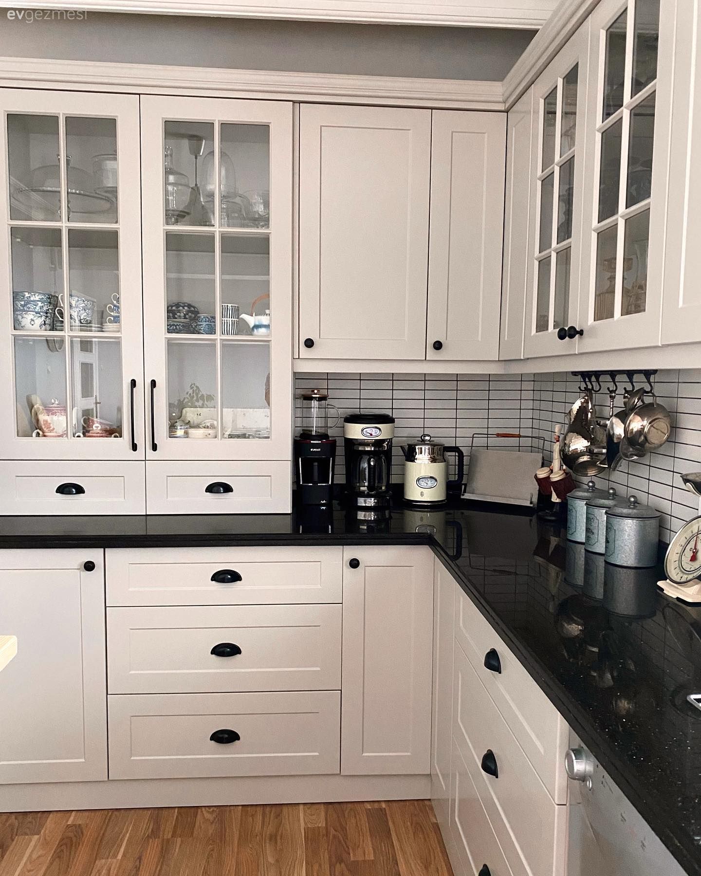 Mutfak, Beyaz, Siyah, Country, Shaker kapaklı dolaplar, Siyah tezgah, Mutfak tezgahı, Mutfak tezgah arası, Tezgah arası seramik, Parke