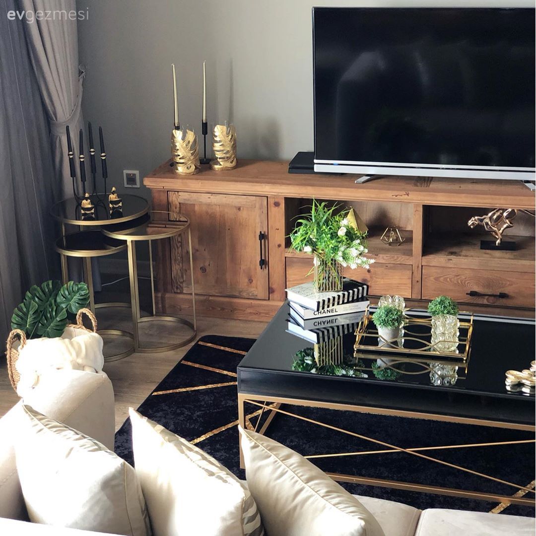 Salon, Modern, Köşe koltuk, Koltuk takımı, Krem, Siyah, Ahşap Mobilya, Orta sehpa, Sehpa, Altın, Metal ayaklı sehpa, Metal duvar saati, Zigon sehpa, Şamdan, Ev Aksesuar, Sehpa üstü aksesuarı, Tv ünitesi, Tv ünitesi aksesuarları, Fon perde, Perde, Kırlent, Ev tekstili, Halı, Salon halısı, Geometrik desen, Desenler