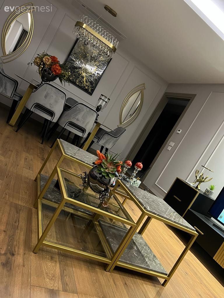 Salon, Art deko, Modern, Gri, Altın, Ayna, Tablo, Duvar dekorasyonu, Yemek masası, Sandalye, Parke, Orta sehpa, Sehpa, Avize, Aydınlatma, Yemek odası avizesi, Vazo, Ev Aksesuar, Çiçekler, Duvar çıtalama, Tv ünitesi