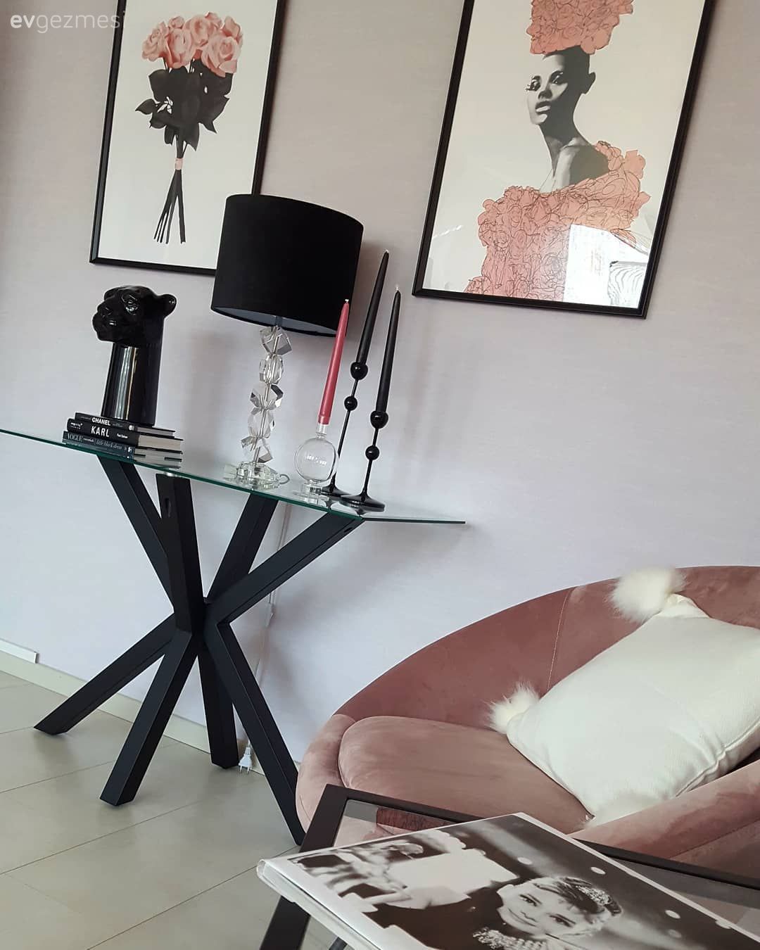 Salon, Berjer, Siyah, Vazo, Ev Aksesuar, Abajur, Aydınlatma, Tablo, Duvar dekorasyonu, Metal ayaklı berjer, Yan sehpa, Sehpa, Beyaz, Pudra pembe, Şamdan, Dekoratif Objeler