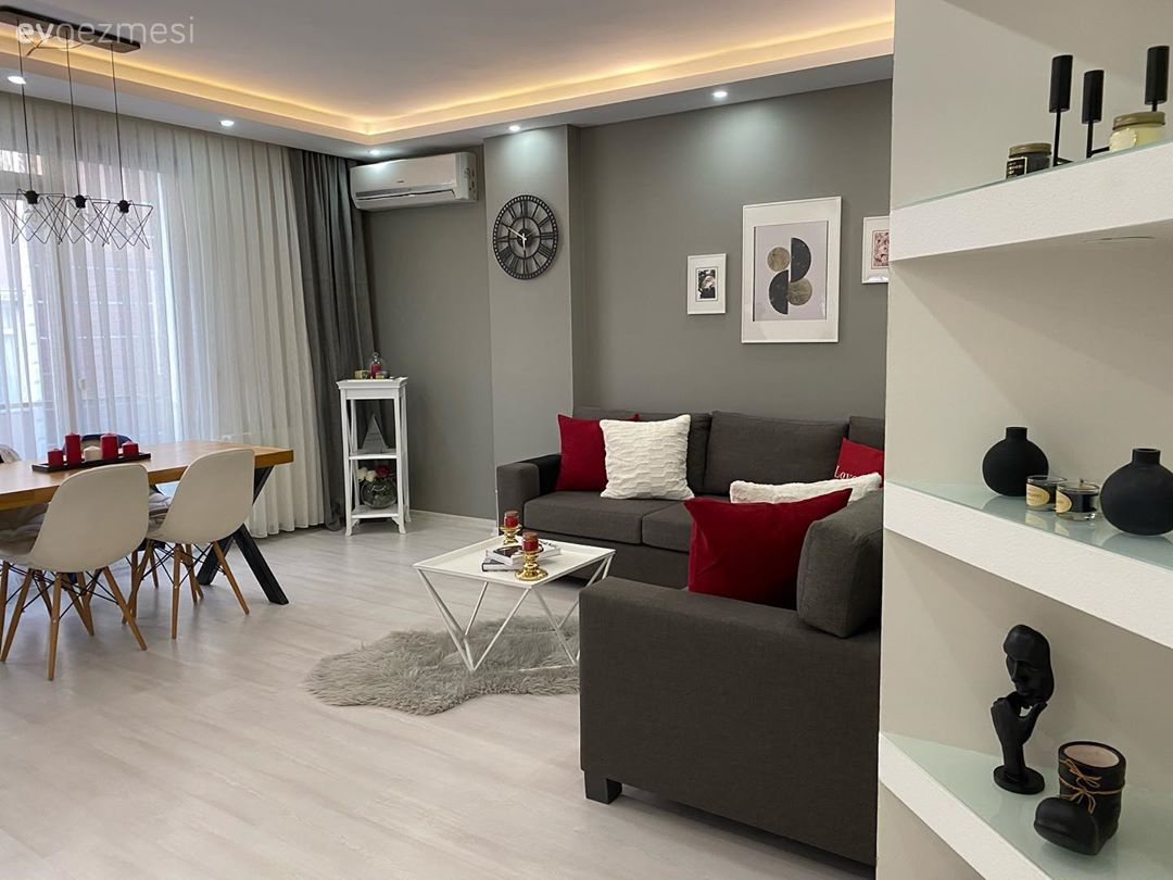 Salon, Köşe koltuk, Koltuk takımı, Gri, Beyaz, Kırmızı, Gri duvar, Duvar dekorasyonu, Kırlent, Ev tekstili, Ayna, Orta sehpa, Sehpa, Halı, Salon halısı, Metal duvar saati, Fon perde, Perde, Tül perde, Led aydınlatma, Aydınlatma, Avize, Salon avizesi, Sandalye, Yemek masası, Dekoratif Objeler