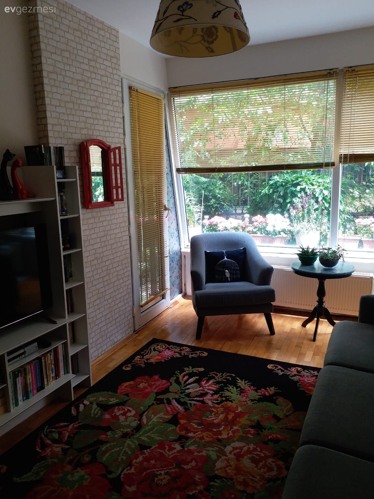 Oturma Odası, Gri, Beyaz, Kırmızı, Siyah, Yeşil, Katlamalı perde, Perde, Koltuk takımı, Berjer, Kitaplık, Yan sehpa, Sehpa, Halı, Karabağ Kilimi, Avize, Aydınlatma, Duvar dekorasyonu