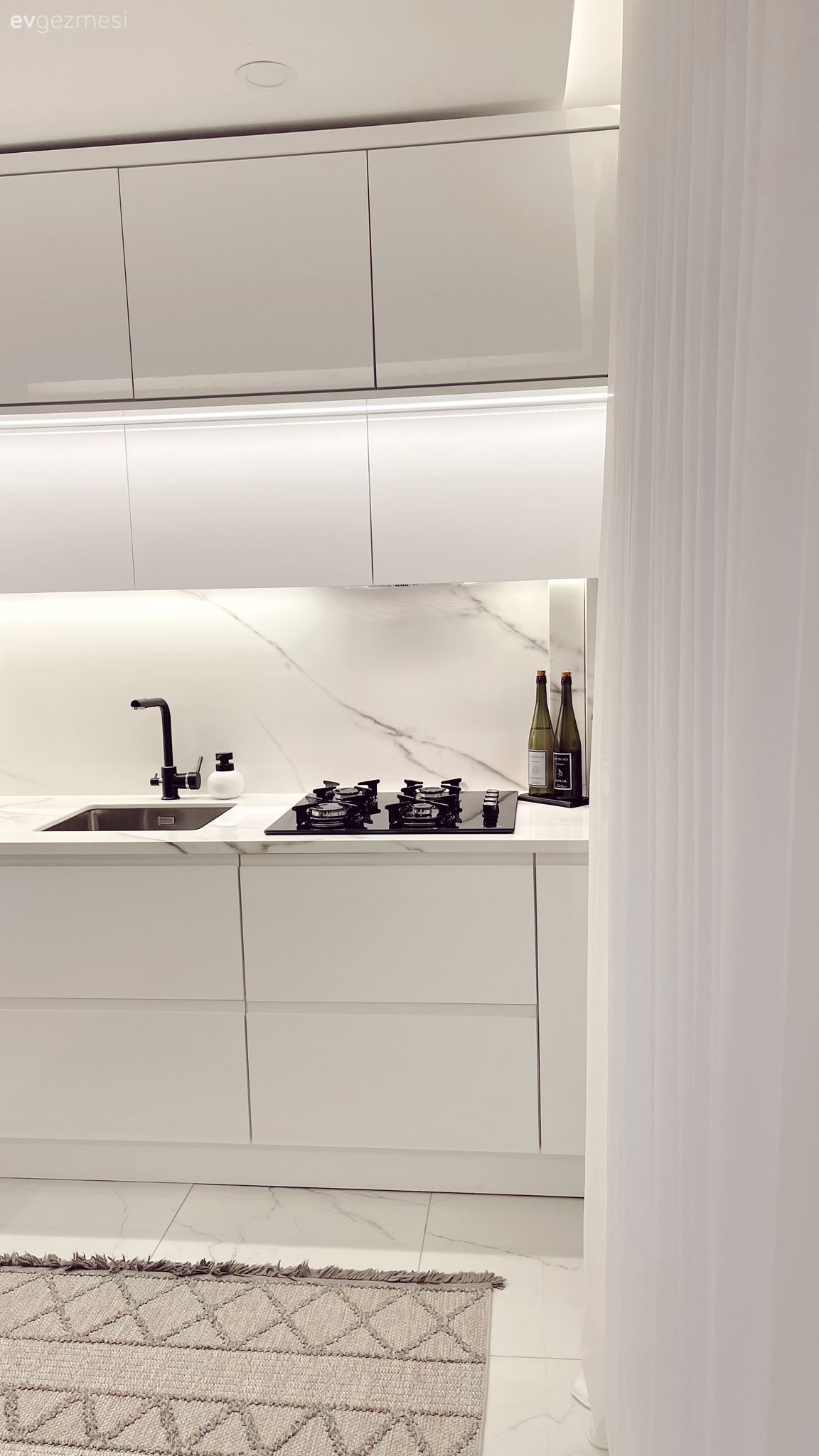 Mutfak, Beyaz, Modern mutfak, Mutfak tezgahı, Mutfak aksesuarları, Ankastre, Halı, Mutfak halısı