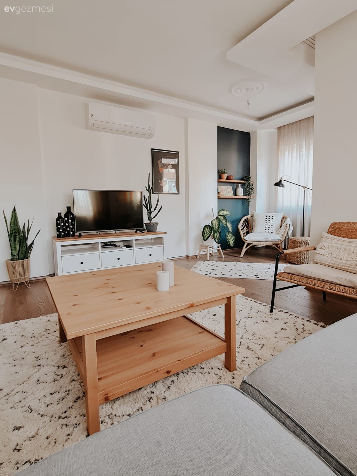 Salon, Bohem Dekorasyon, Gri, Turuncu, Krem, Koltuk takımı, Rattan sandalye, Orta sehpa, Sehpa, Halı, Salon halısı, Ev bitkisi, Parke, Tv ünitesi, Tv ünitesi aksesuarları, Ev Aksesuar, Kırlent, Ev tekstili, Duvar rafı, Duvar dekorasyonu, Mavi duvar