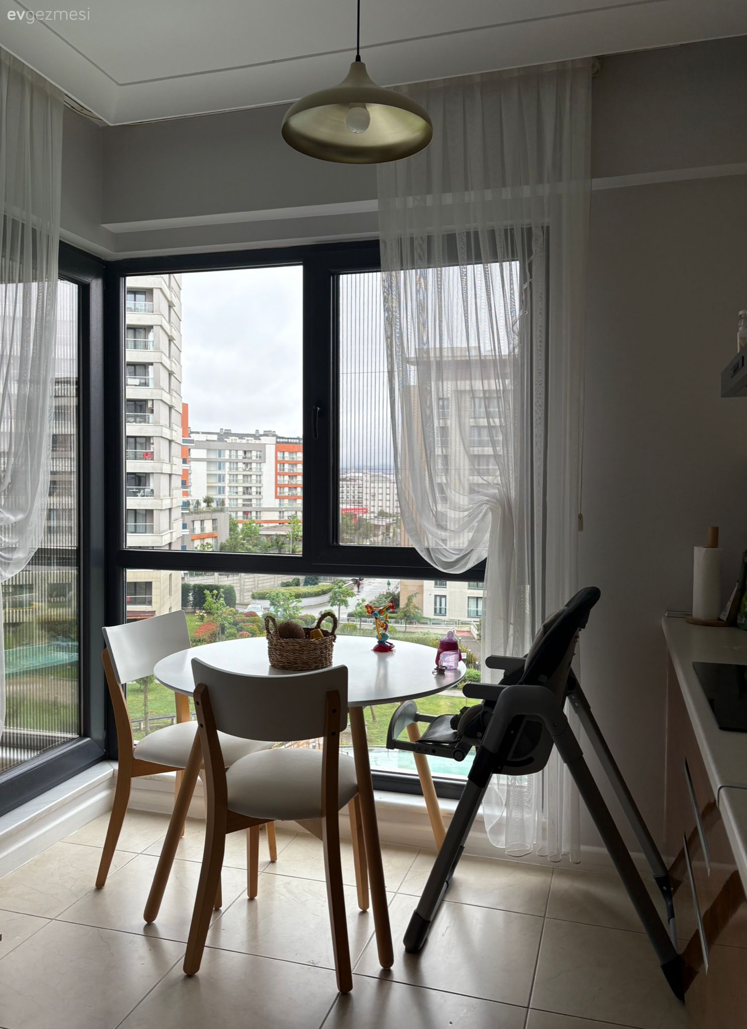 Bu Zarif Evde Duvar Çıtalarına Ayrı Bir Önem Verilmiş