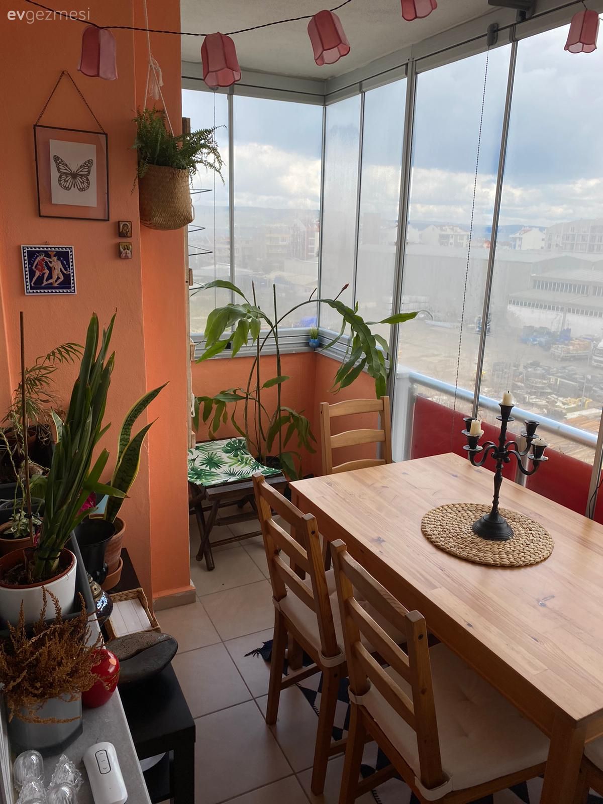 Balkon, Beyaz, Turuncu duvar rengi, Balkon masası, Sandalye, Ev bitkisi, Saksı