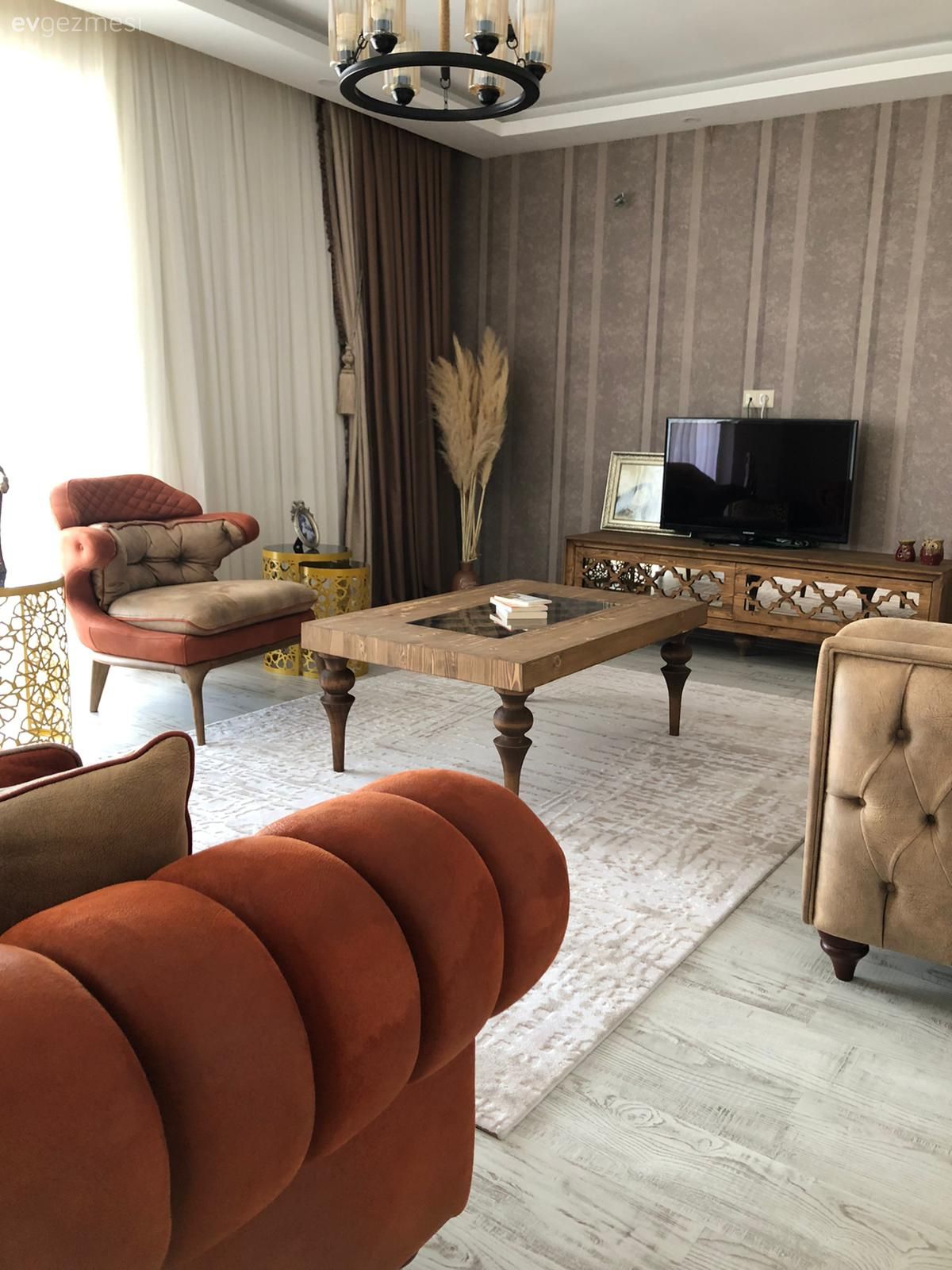 Salon, Modern rustik, Turuncu, Vizon, Altın, Siyah, Koltuk takımı, Orta sehpa, Sehpa, Tv ünitesi, Tv ünitesi aksesuarları, Ev Aksesuar, Halı, Salon halısı, Avize, Aydınlatma, Salon avizesi, Duvar dekorasyonu, Duvar kağıdı, Berjer, Yan sehpa, Dekoratif Objeler