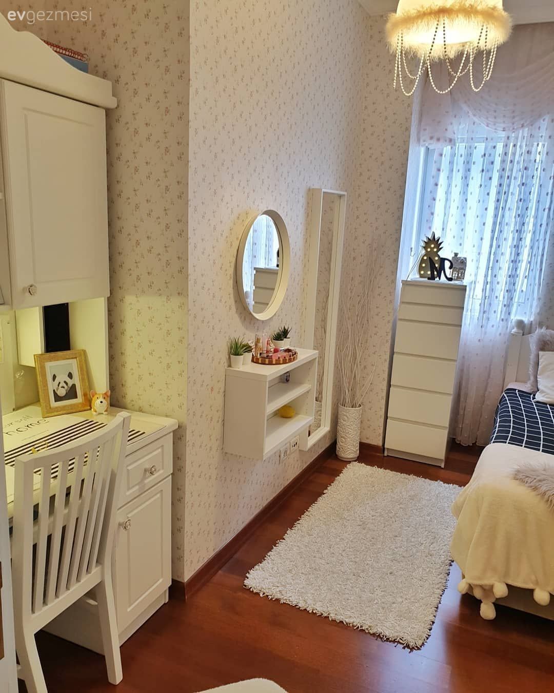 Çocuk Odası, Beyaz, Lacivert, Yatak örtüsü, Yatak Odası, Avize, Aydınlatma, Çocuk odası aydınlatması, Duvar kağıdı, Duvar dekorasyonu, Ayna, Şifonyer, Halı, Çocuk odası halısı, Perde, Çiçekli desen, Desenler, Duvar rafı, Çocuk odası çalışma masası, Sandalye
