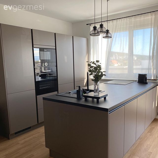 Açık konsept yaşam alanı, Modern, Modern mutfak, Mutfak, Siyah, Füme, Ada mutfak, Ankastre, Kulpsuz mutfak dolabı, Mutfak Avize Modelleri, Mutfak tezgahı, Mutfak tezgah arası, Tezgah arası seramik, Mutfak perdesi