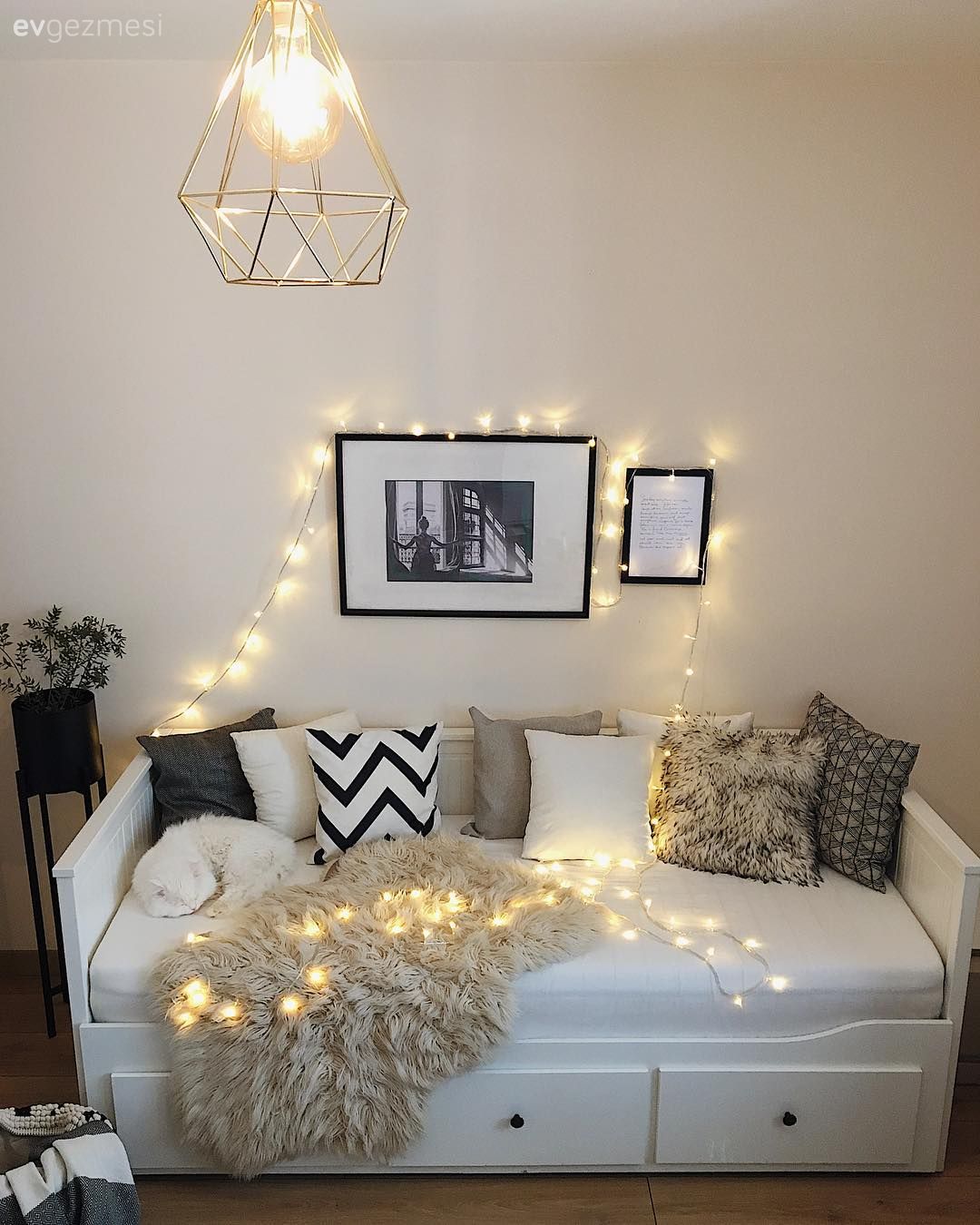 Beyaz, Siyah, Geometrik desen, Desenler, Tablo, Duvar dekorasyonu, Kırlent, Ev tekstili, Avize, Aydınlatma, Led peri ışık, Yatak Odası, Sedir