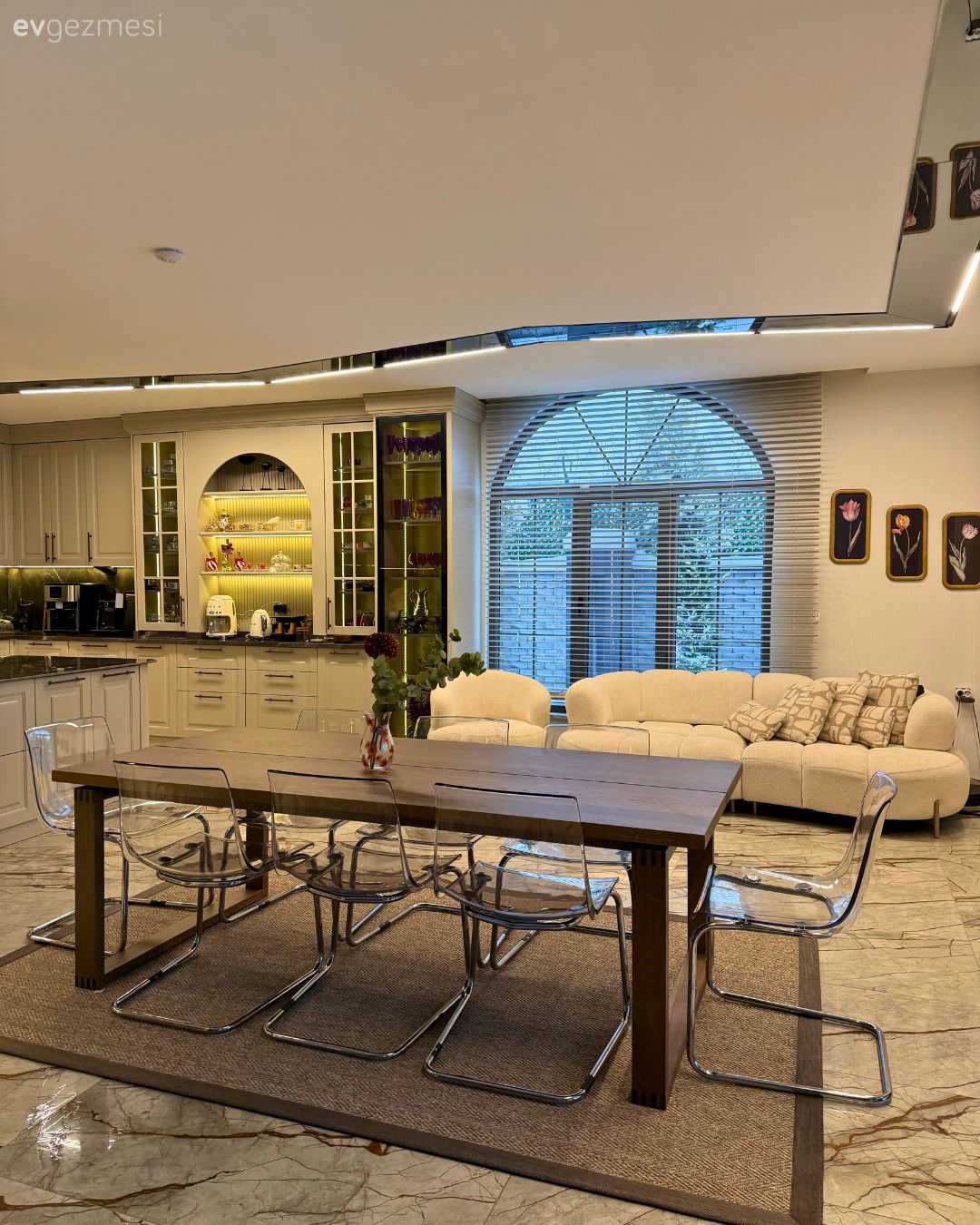 Açık konsept yaşam alanı, Mutfak, Modern mutfak, Beyaz, Bej, Krem, Koltuk takımı, Berjer, Jaluzi, Yemek masası, Sandalye, Halı, Jüt halı, Ada mutfak, Mutfak Avize Modelleri, Sarkıt, Aydınlatma, Mutfak tezgahı, Mutfak tezgah arası, Ankastre, Kahve köşesi, Mutfak zemin seramikleri, Tavan dekorasyon