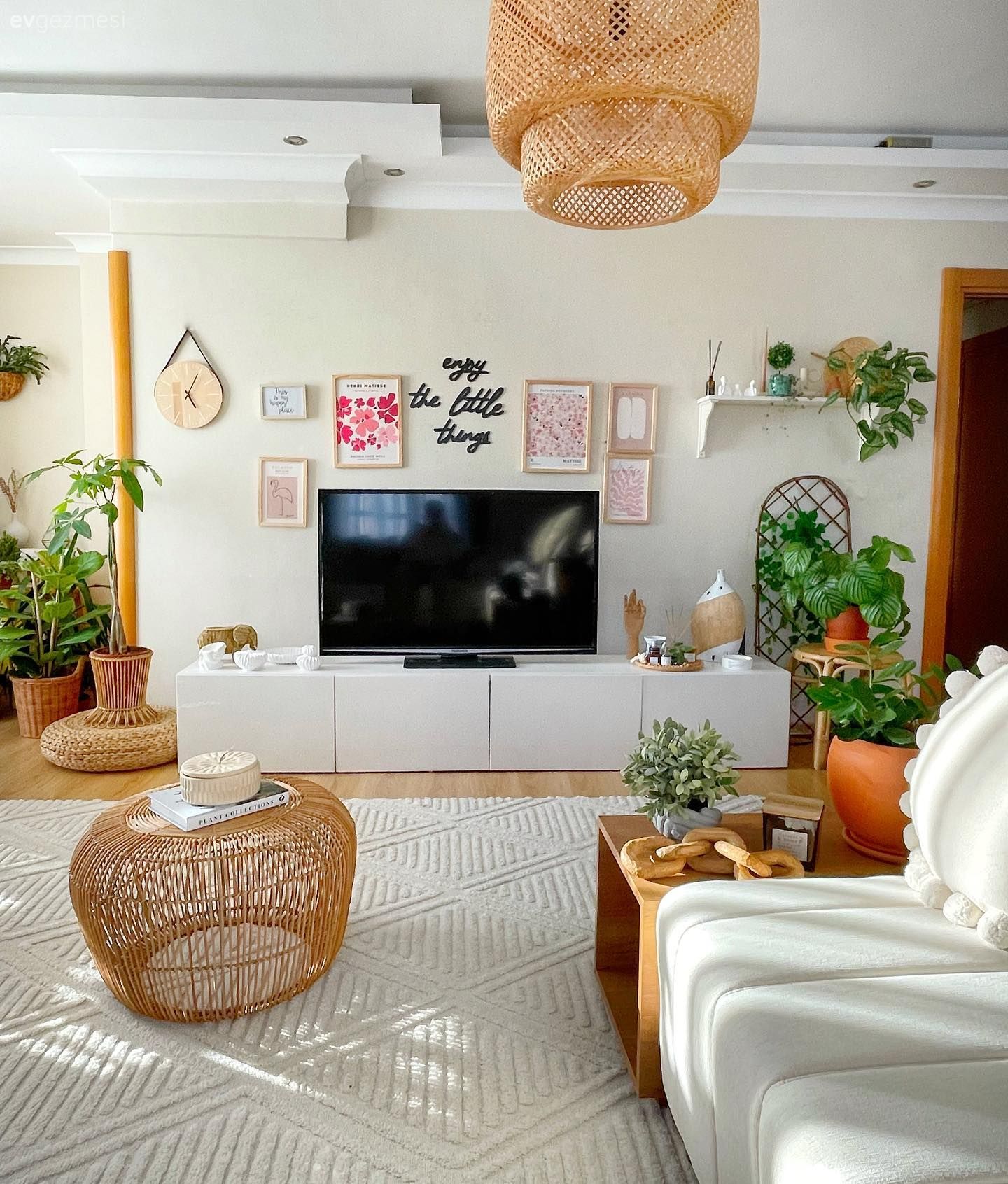 Enerjisi Bir Hayli Yüksek Bu Dekora Köşe Koltuk Pek Yakışmış!