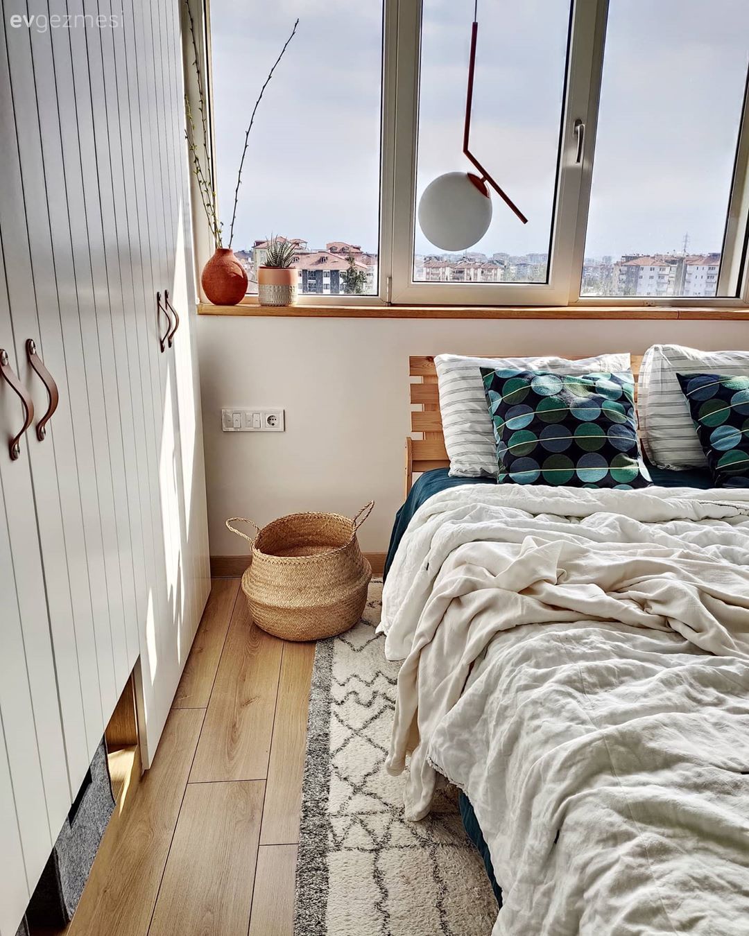 Yatak Odası, Beyaz, Yeşil, Gardrop, İskandinav, Kırlent, Ev tekstili, Halı, Hasır, Avize, Aydınlatma, Vazo, Ev Aksesuar