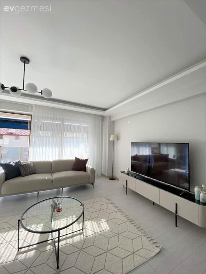 Salon, Beyaz, Krem, Bej, Tül perde, Perde, Tv ünitesi, Tv ünitesi aksesuarları, Ev Aksesuar, Koltuk takımı, Kırlent, Ev tekstili, Halı, Salon halısı, Cam orta sehpa, Orta sehpa, Avize, Aydınlatma, Salon avizesi