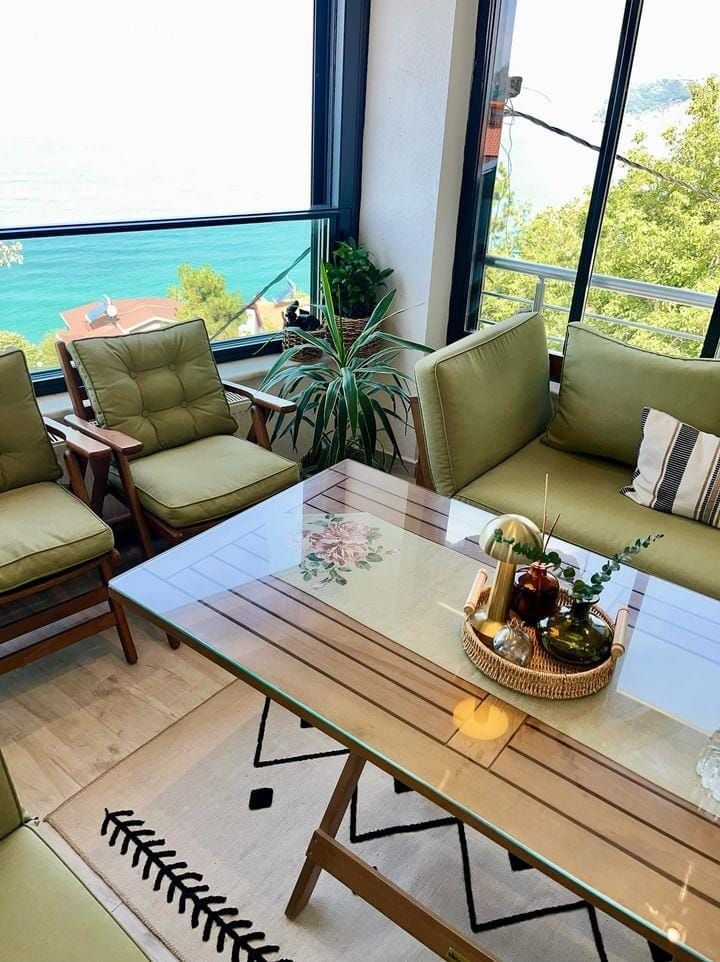 Kapalı balkon, Yeşil, Ahşap Mobilya, Balkon oturma grubu, Balkon, Balkon masası, Ev bitkisi, Halı, Balkon halısı, Kırlent, Ev tekstili