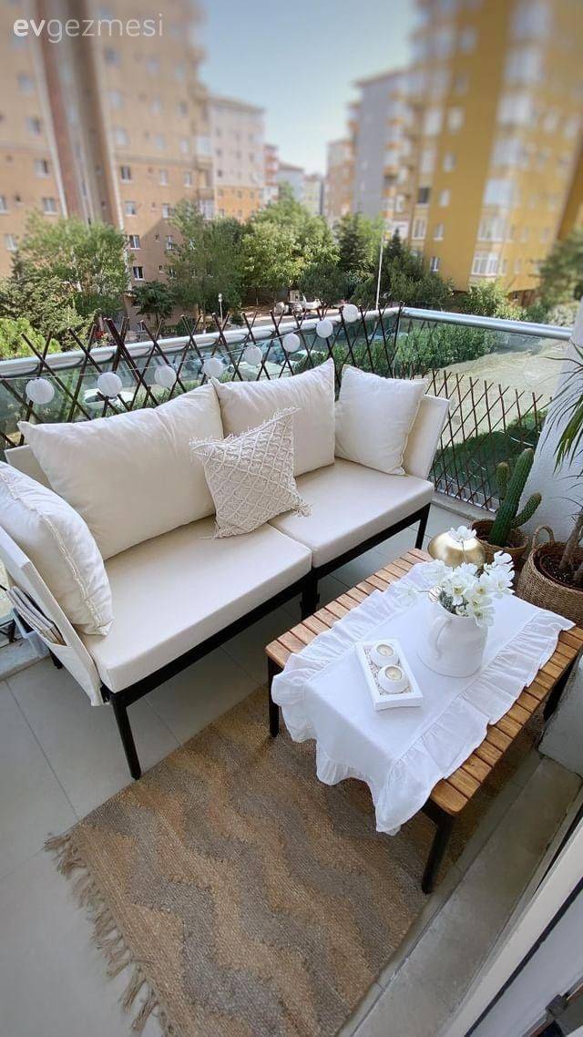 Koltuk Aynı Görünümler Farklı! Portatif Mobilyanın Gücüne Örnek Bir Balkon!