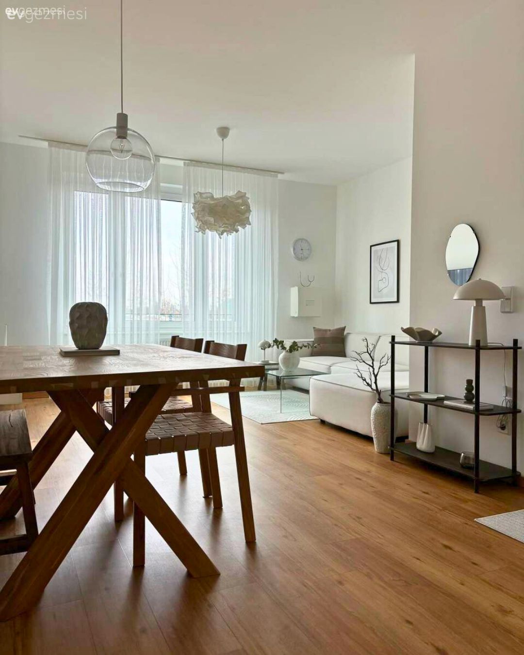 Salon, Modern, Siyah, Beyaz, Bej, Köşe koltuk, Koltuk takımı, Tül perde, Perde, Sandalye, Yemek masası, Parke, Dresuar, Dekoratif Objeler, Tablo, Duvar dekorasyonu, Avize, Aydınlatma