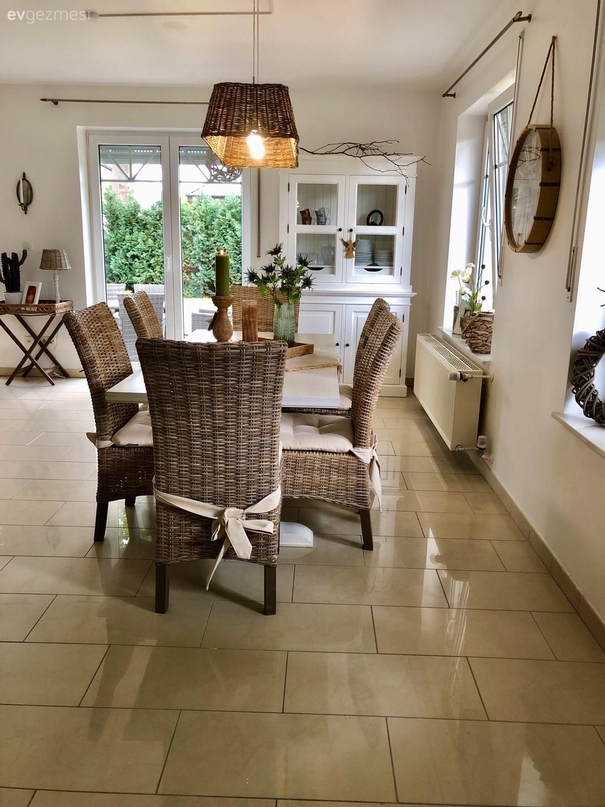 Yemek Odası, Yemek masası, Sandalye, Hasır, Hasır sandalye, Yemek odası avizesi, Rustik, Duvar saati, Duvar dekorasyonu, Dolap, Sehpa, Dekoratif Objeler, Vazo, Ev Aksesuar