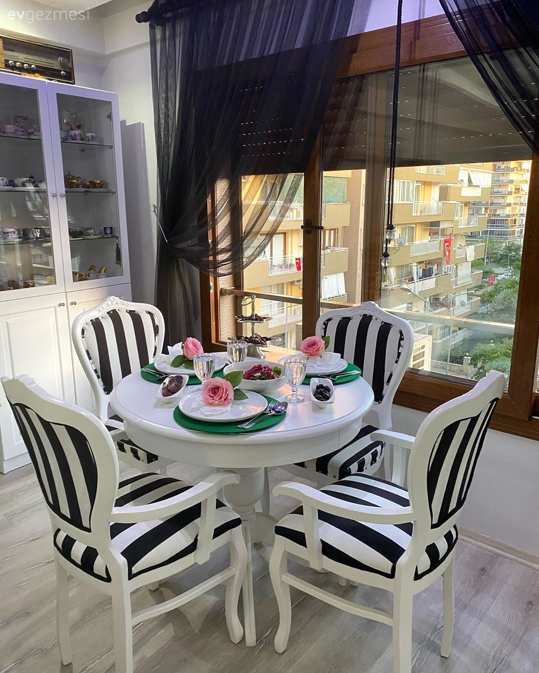 Yemek Odası, Beyaz, Siyah- Beyaz, Çizgili desen, Desenler, Cam arası perde, Fon perde, Perde, Vazo, Ev Aksesuar, Çiçekler, Vitrin, Ev bitkisi, Sandalye, Yemek masası, Halı, Kahverengi, Sunum